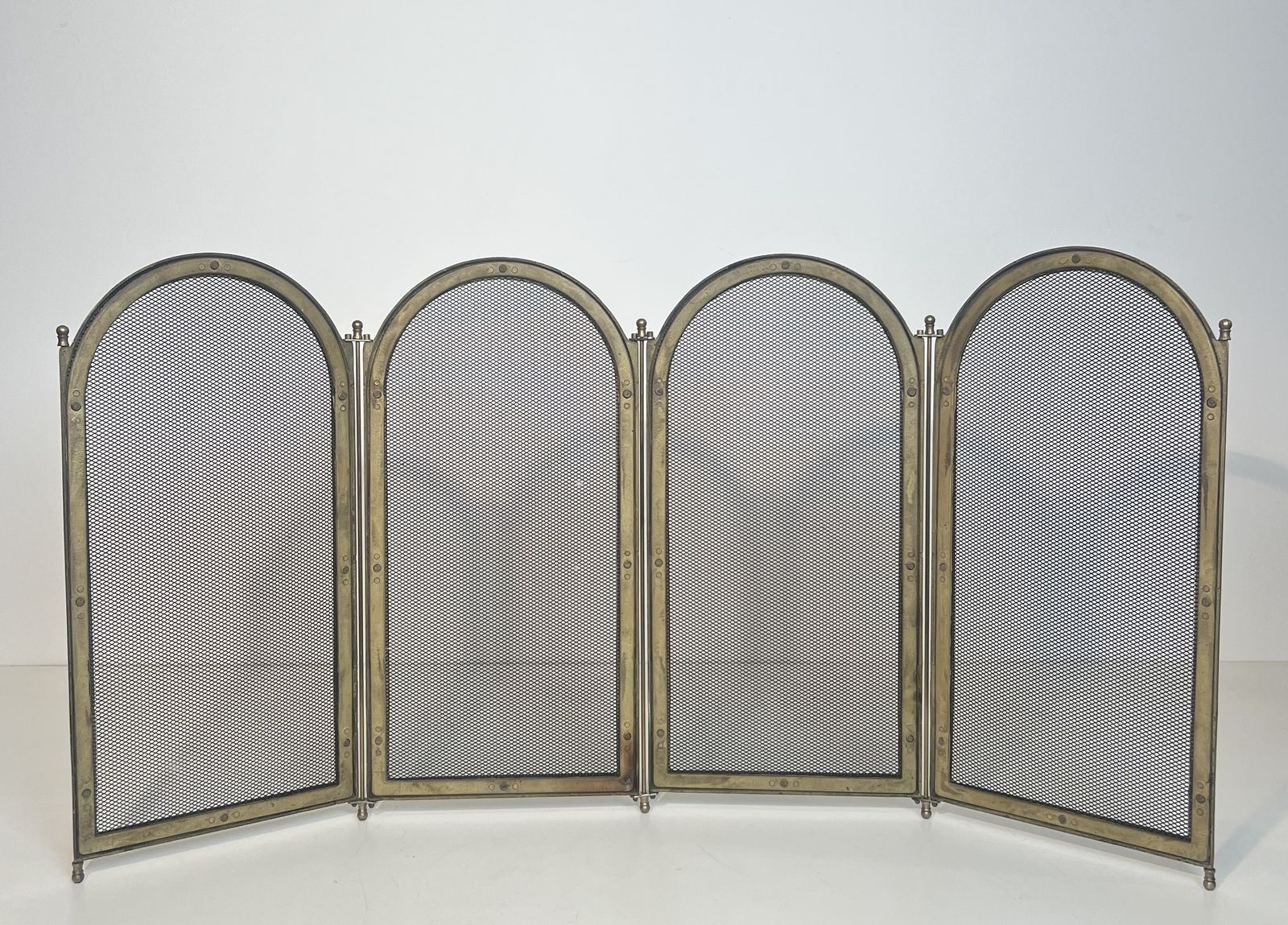 photo vinterior Neoclassical Style Brass And Mesh Fire Screen