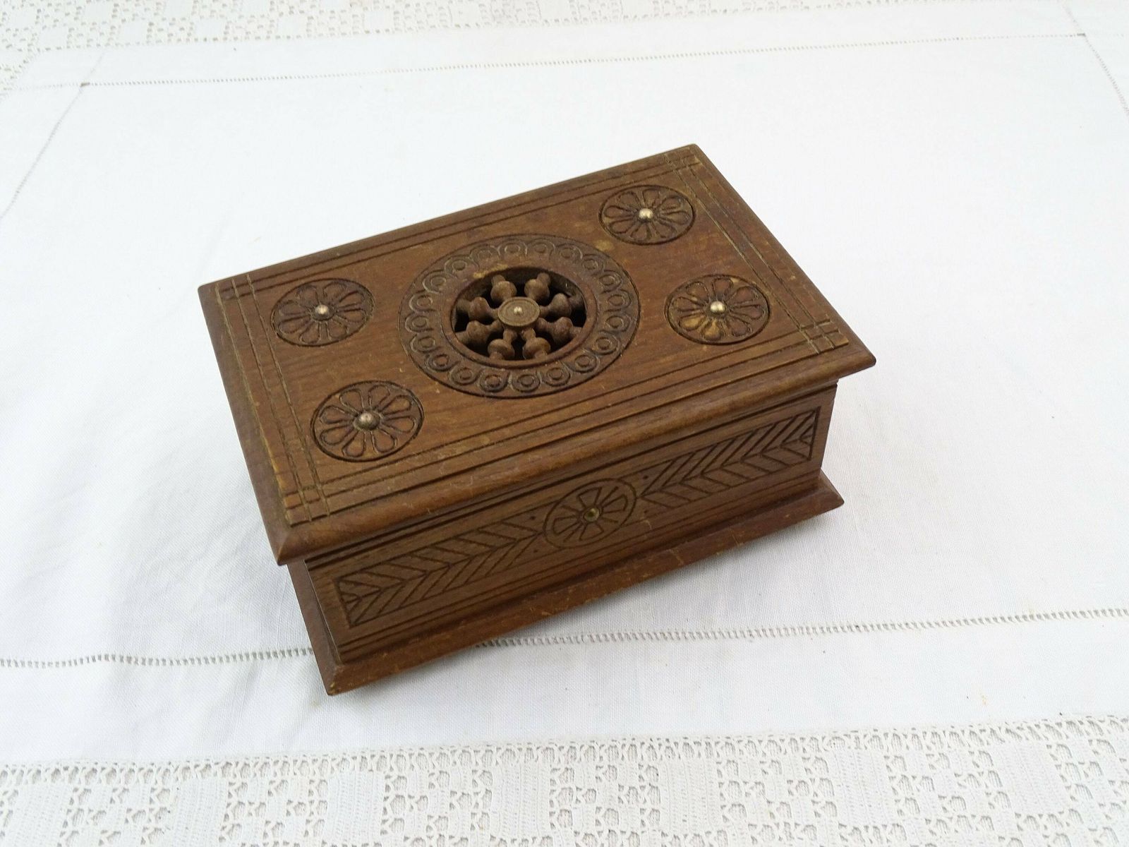 Vintage Bretonse houten muziekdoos met sieradenvak, retro traditionele stijl, gemaakt van hout uit Bretagne, Frankrijk – landelijke woonstijl