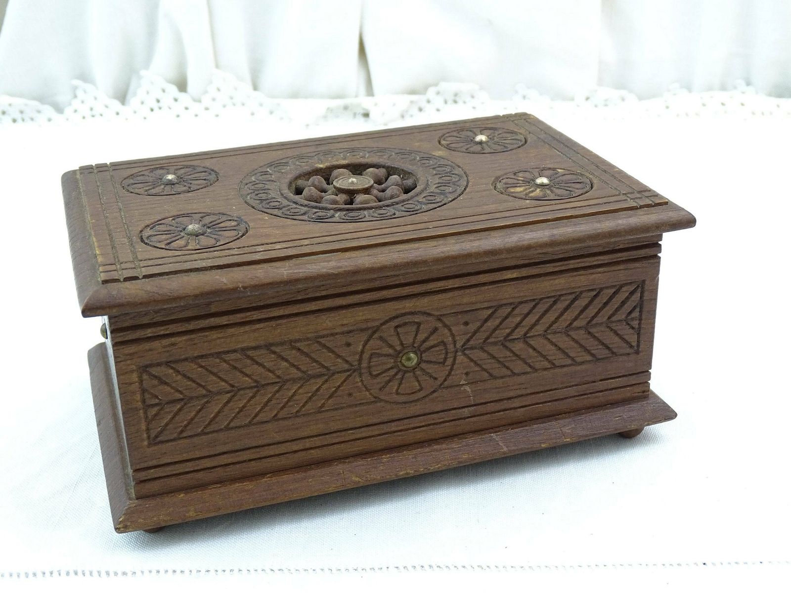 Vintage Bretonse houten muziekdoos met sieradenvak, retro traditionele stijl, gemaakt van hout uit Bretagne, Frankrijk – landelijke woonstijl photo furniture