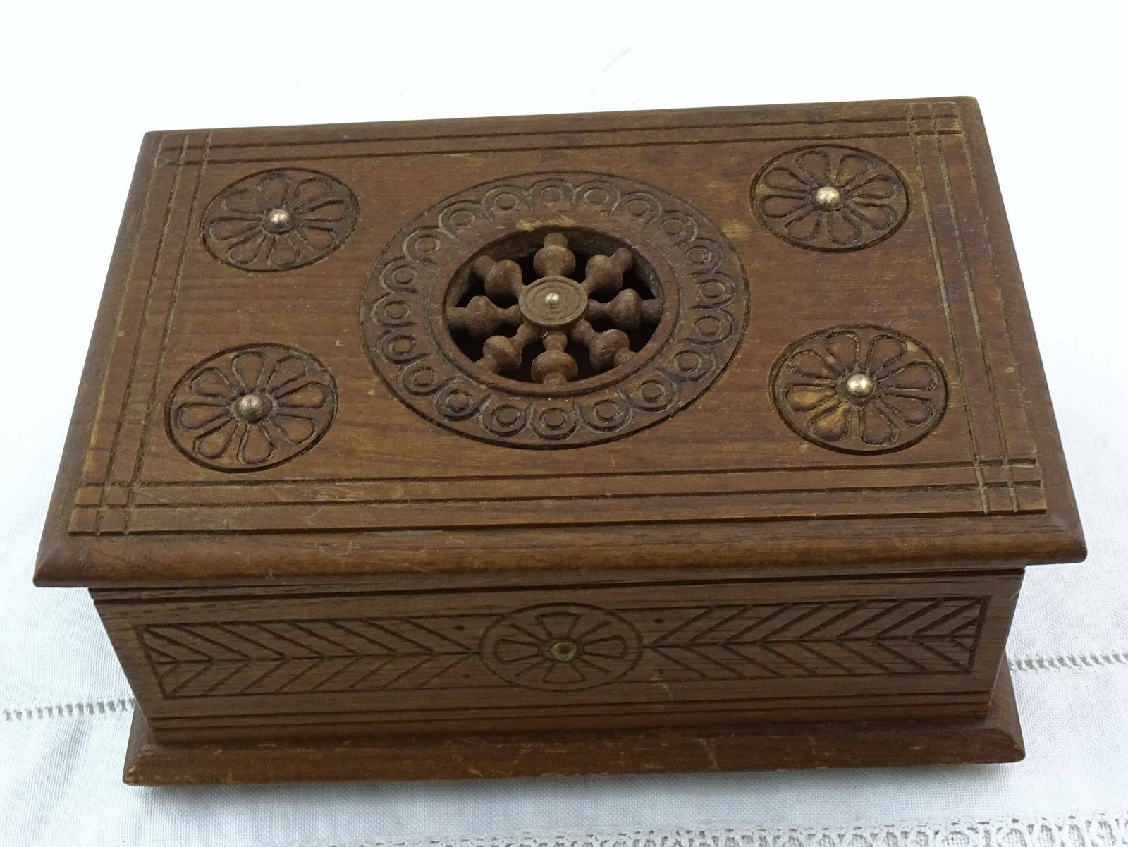 Vintage Bretonse houten muziekdoos met sieradenvak, retro traditionele stijl, gemaakt van hout uit Bretagne, Frankrijk – landelijke woonstijl photo for sale