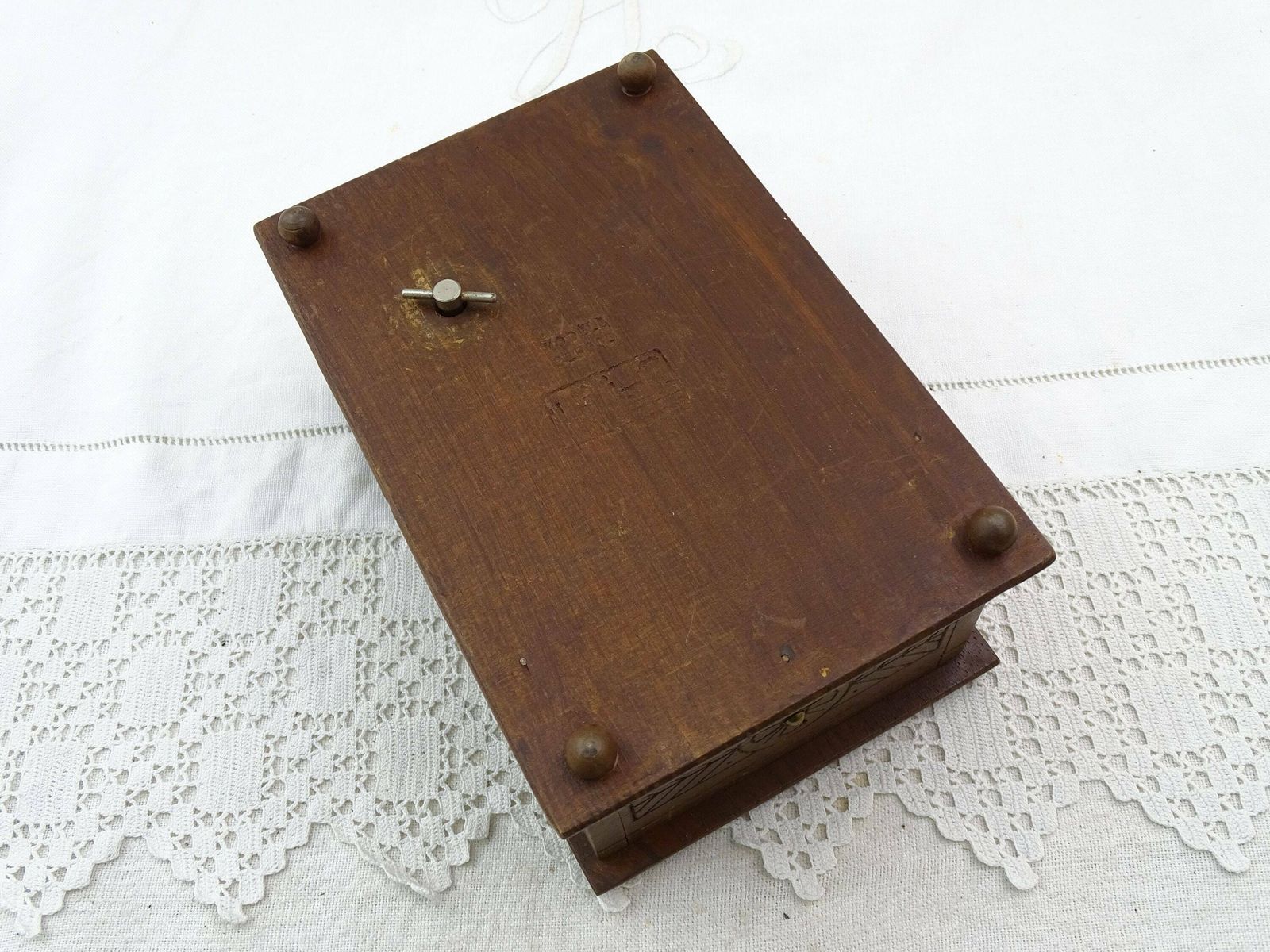 Vintage Bretonse houten muziekdoos met sieradenvak, retro traditionele stijl, gemaakt van hout uit Bretagne, Frankrijk – landelijke woonstijl photo buy