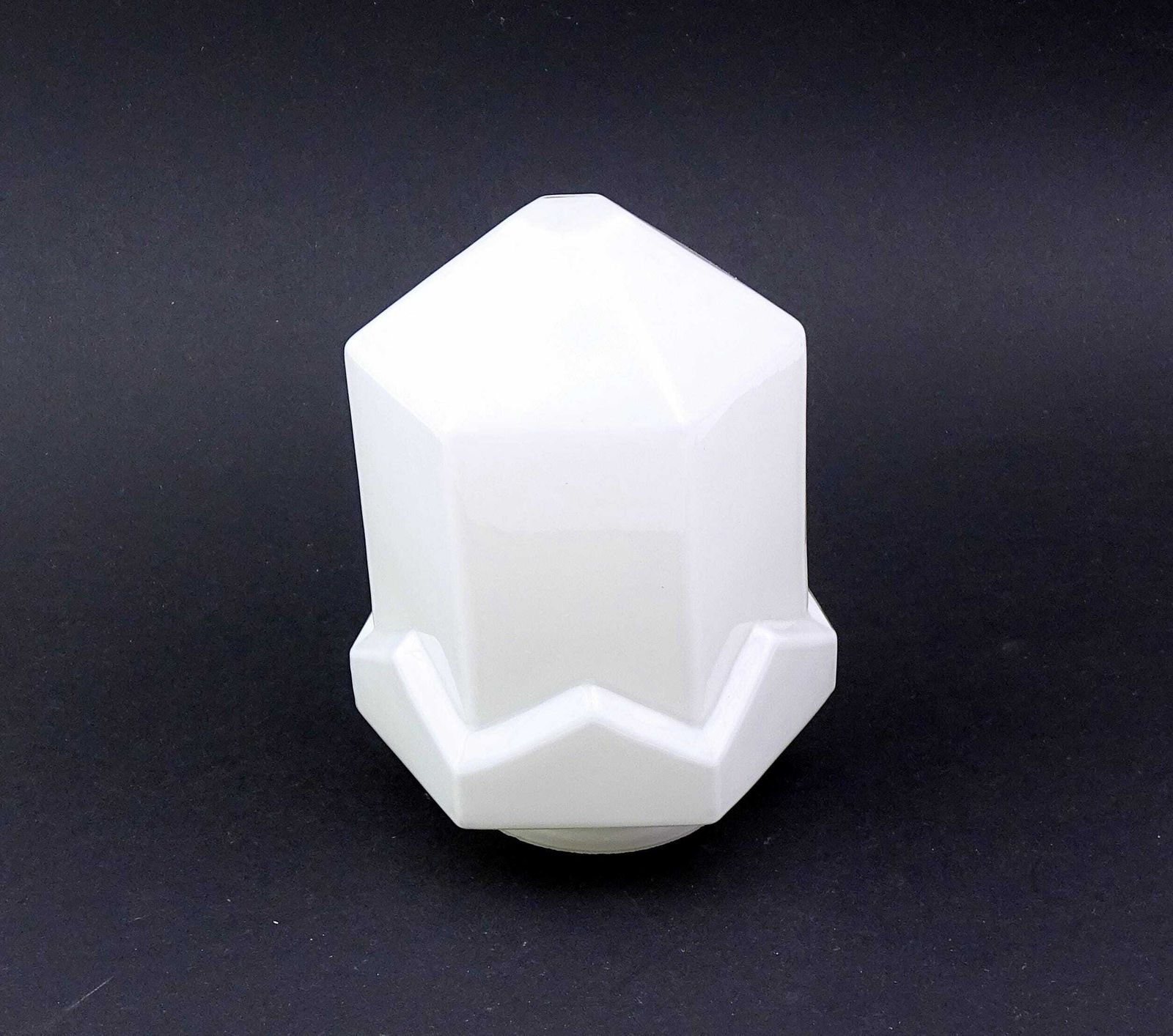 Vintage Franse Witte Opaline Glazen Art Deco Geometrische Lampenkap, Retro Melkglas Jaren 1930 Cubistische Stijl Kap Uit Frankrijk, Wolkenkrabber Lamp photo furniture