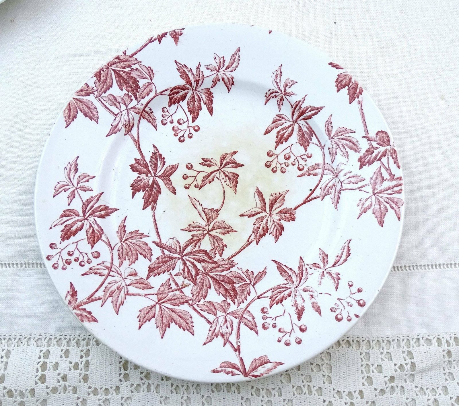 Set Van 3 Franse Antieke Ronde Borden Met Rood Wijnbladpatroon Van Longchamp – Vintage Brocante Wanddecoratie Uit Frankrijk photo furniture