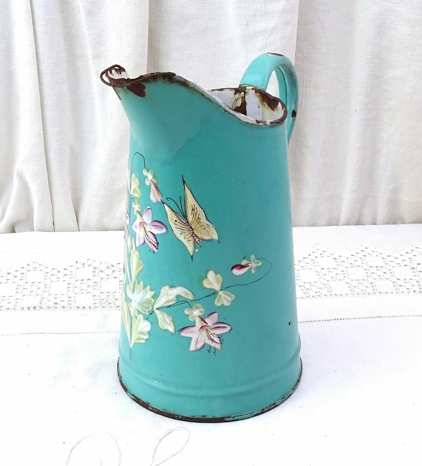 Antieke Franse Emaille Kan In Turquoiseblauw Met Handgeschilderd Bloemen  En Vlinderpatroon, Vintage Emaille Kan photo furniture
