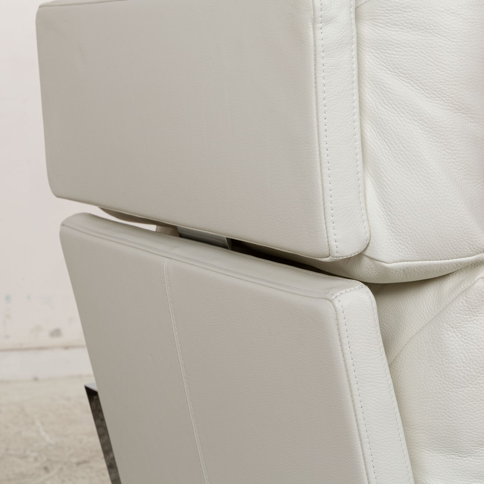 Fauteuil Rolf Benz 345 en cuir blanc photo for sale