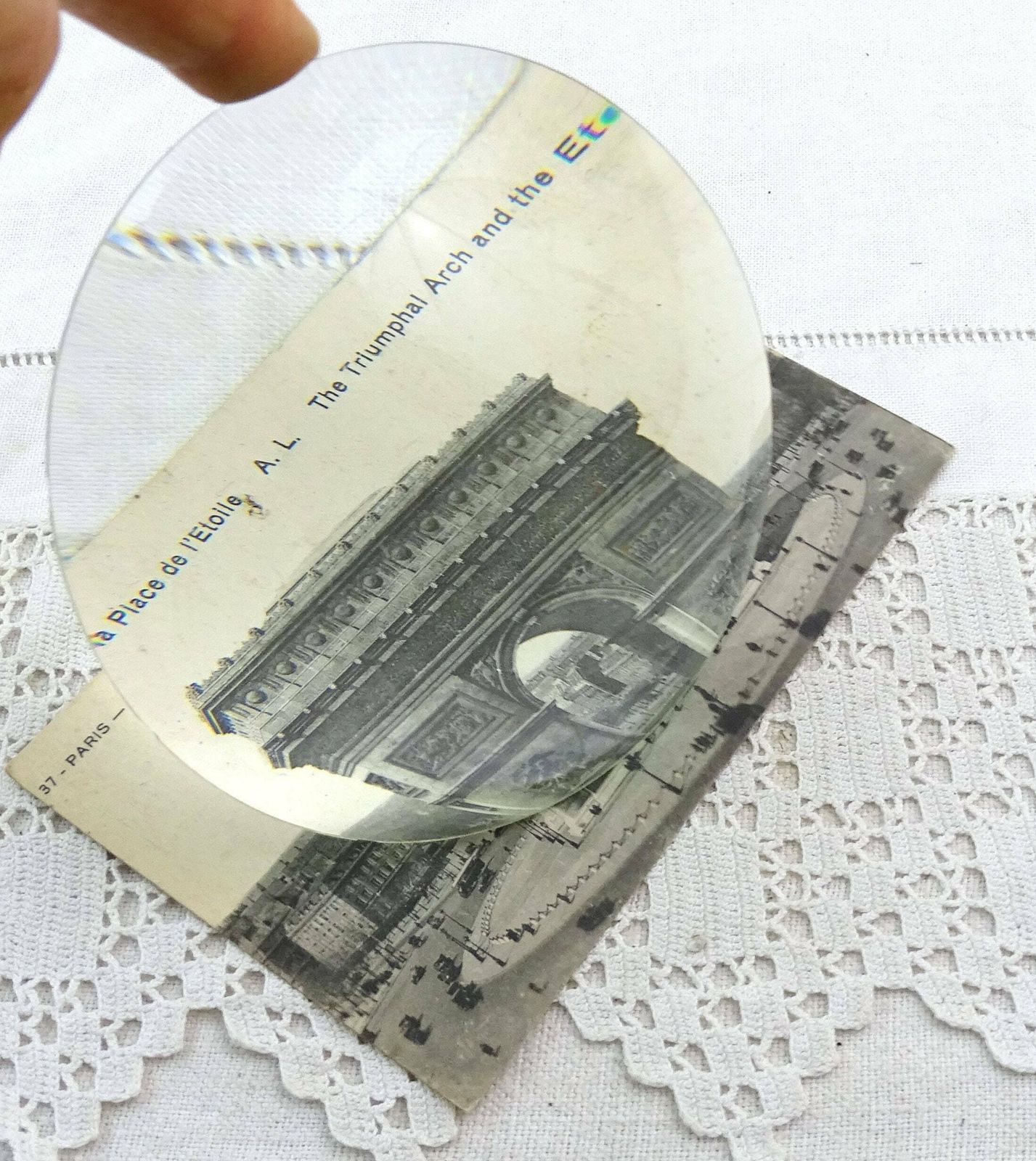 Antieke Franse Bolle Glazen Lantaarnprojectielens, Retro Vergrotend Briefpapiergewicht Van Helder Glas, Frankrijk, Decoratief Curiosastuk Voor Op Het Bureau photo furniture