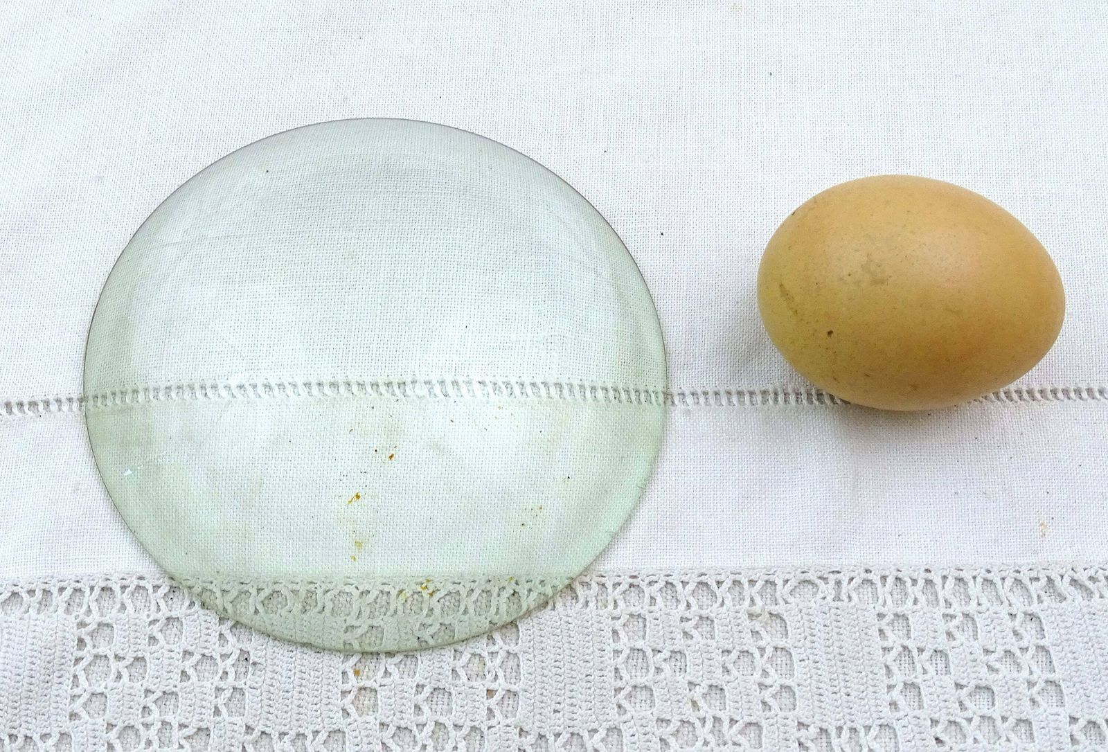 Antieke Franse Bolle Glazen Lantaarnprojectielens, Retro Vergrotend Briefpapiergewicht Van Helder Glas, Frankrijk, Decoratief Curiosastuk Voor Op Het Bureau photo Woonaccessoires