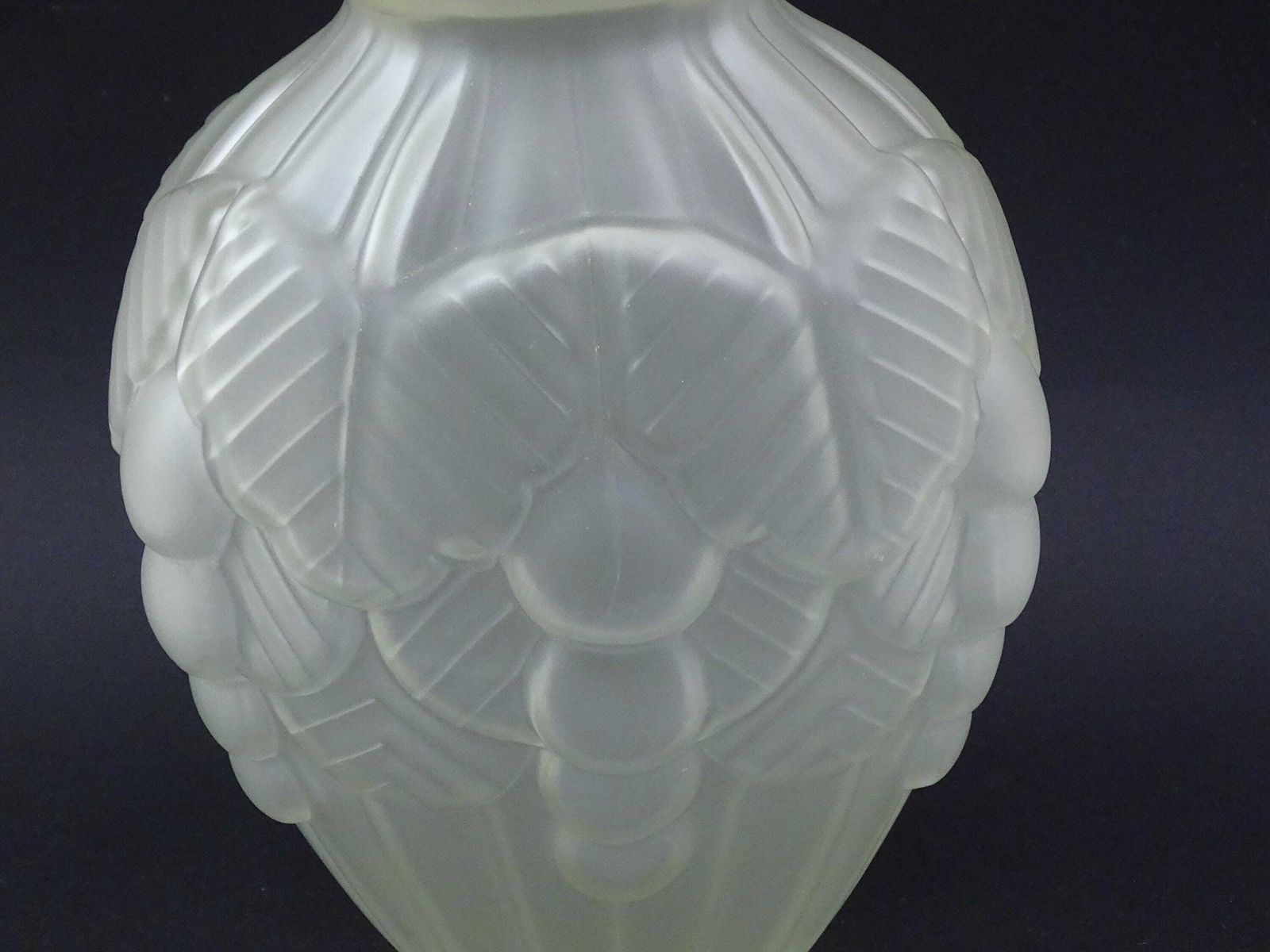 Grand vase Art déco français vintage en verre pressé givré à motifs géométriques, années 1930, France, art floral photo 162.0