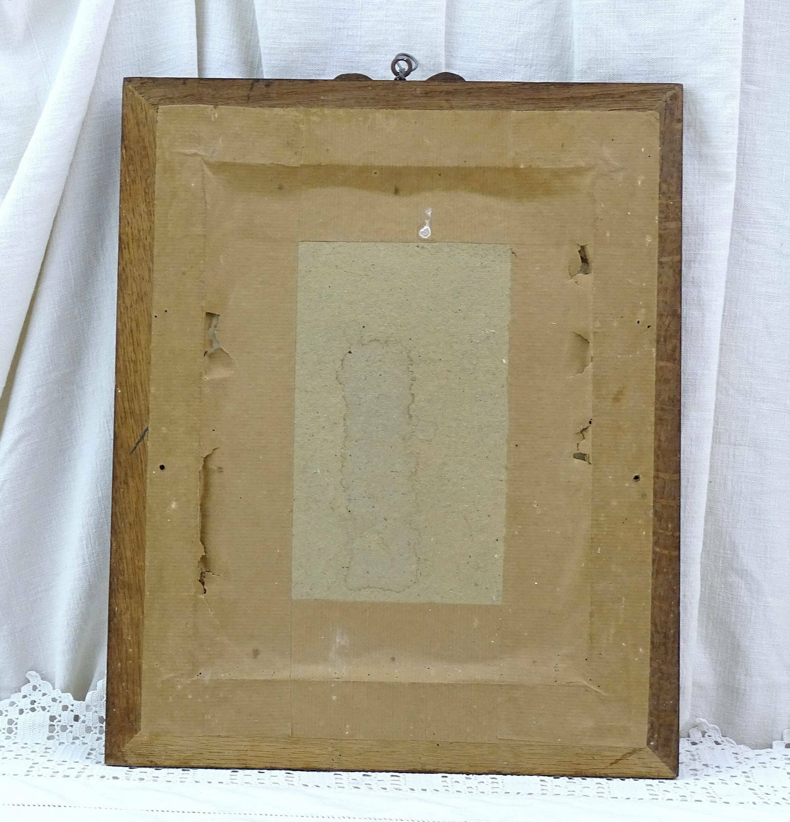 Antieke Franse Gesneden Houten Fotolijst Met Zwart Witfoto Van Een Priester, Vintage Houten Fotolijst Met Lintdecoratie photo 100.0