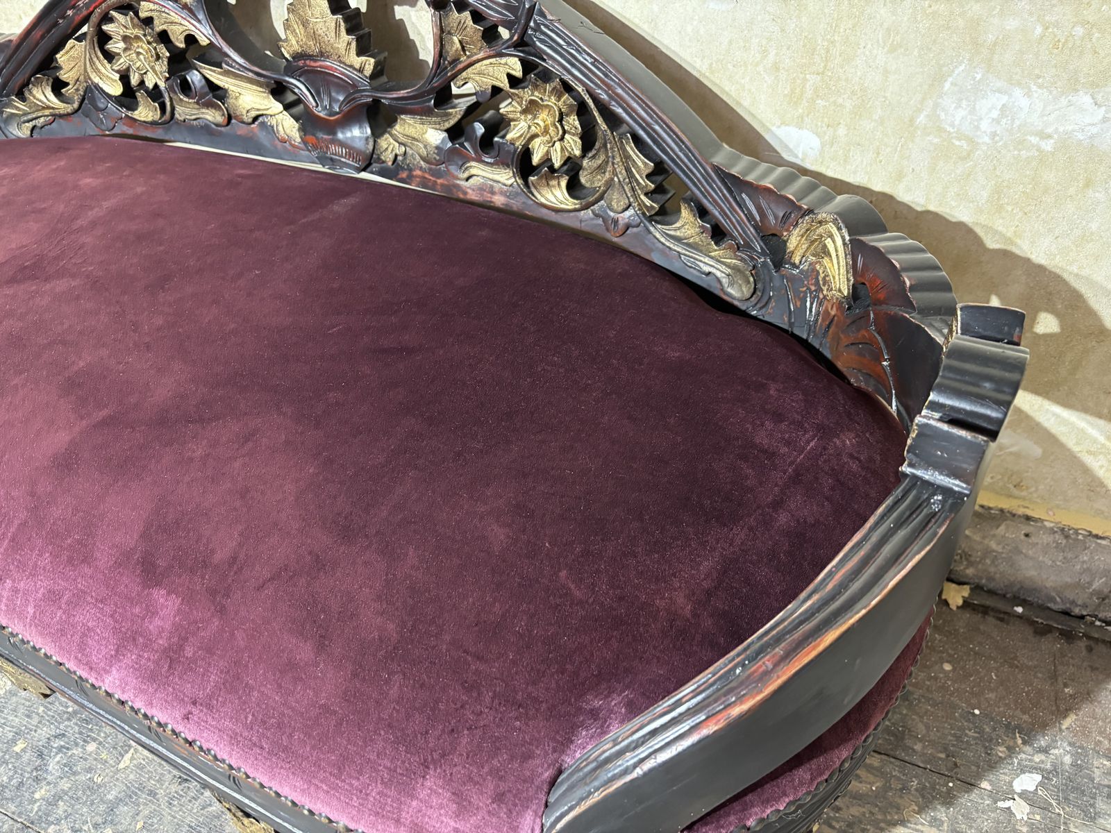 Antique Oriental Seat photo vinterior