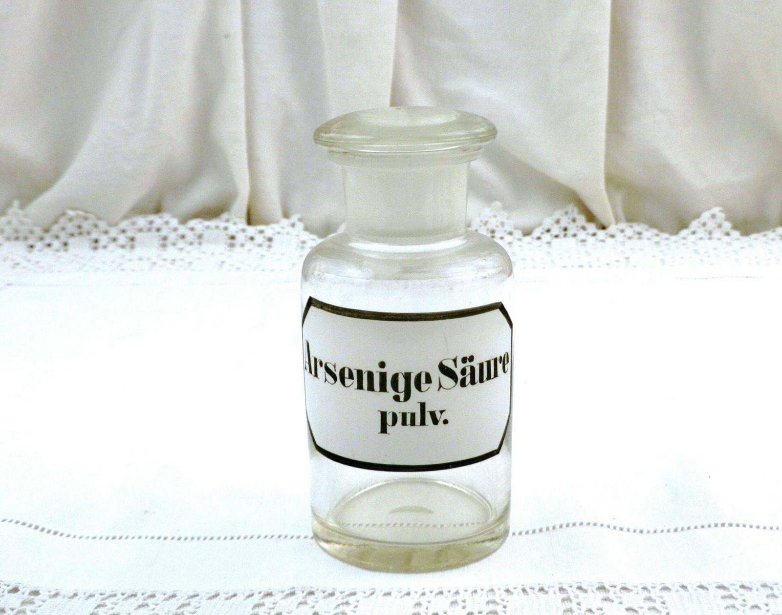 Antiek Duits Apothekersflesje Met Grote Stop, Wit En Zwart Etiket Met Opschrift 'Arsenige Säure Pulv' (Arseenzuur), Decoratief Apothekersattribuut