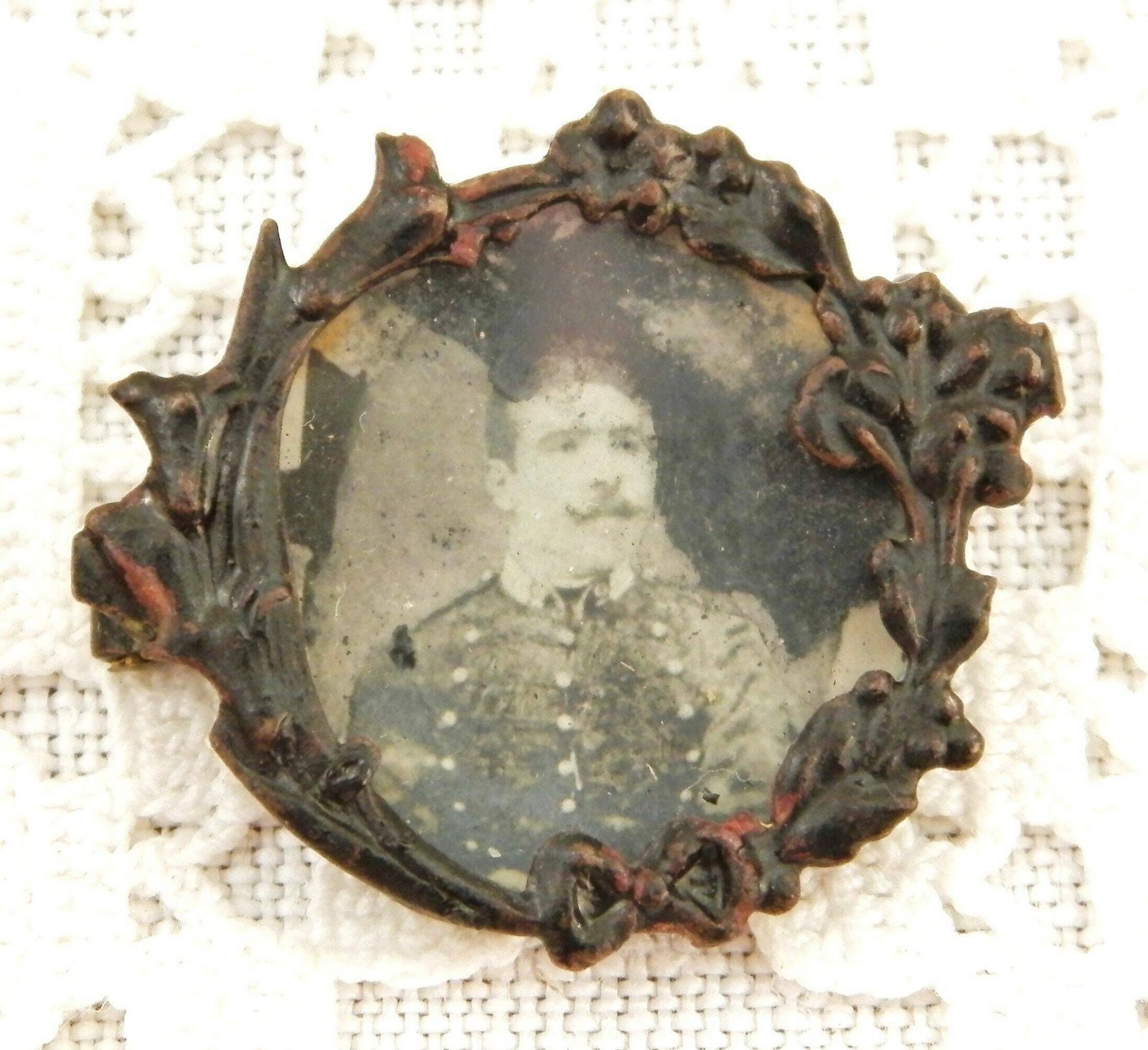 Antieke Franse Victoriaanse Ijzeren Fotobroche Met Portret Van Een Jonge Man Met Snor, Vintage Rouwsieraad Uit Frankrijk photo for sale