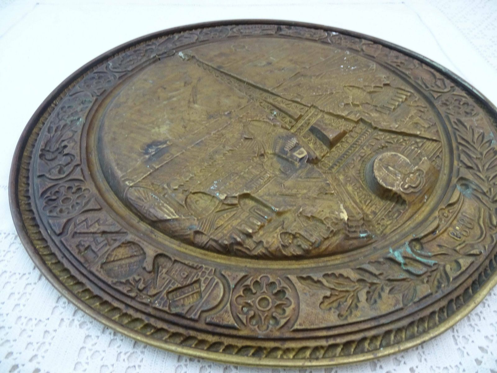 Antiek Frans Messing Wandbord Ter Herinnering Aan De Exposition Universelle Van 1889 In Parijs Met De Eiffeltoren – 19e Eeuws Metalen Sierbord photo Kunst