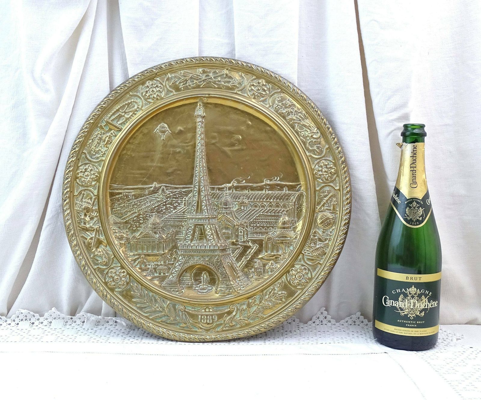 Antiek Frans Messing Wandbord Ter Herinnering Aan De Exposition Universelle Van 1889 In Parijs Met De Eiffeltoren – 19e Eeuws Metalen Sierbord photo vinterior