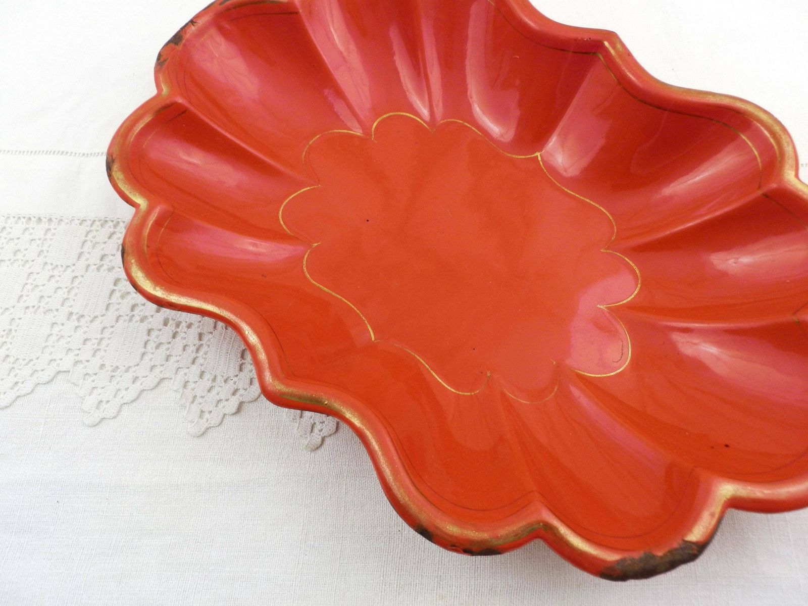 Grote Franse Antieke Schaal Van Rood Geëmailleerd Metaal Met Geschulpte Rand, Napoleon III Tafelgerei, Ca. 19e Eeuw photo for sale