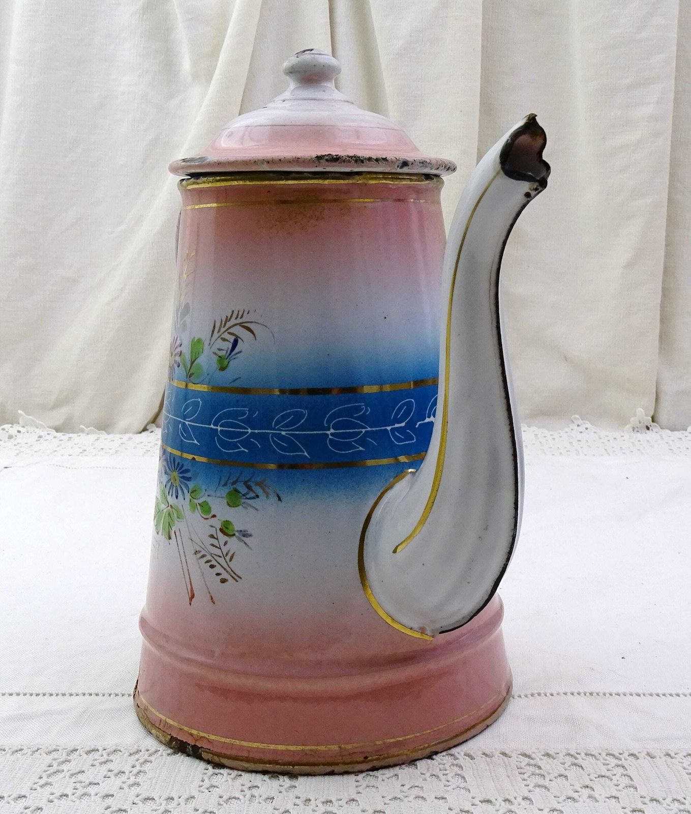 Antieke Franse Porseleinen Emaille Ganzenhalskoffiepot Met Handgeschilderd Patroon In Roze En Blauw Op Wit, Vintage Emailleware Cafetière, Frankrijk photo Woonaccessoires