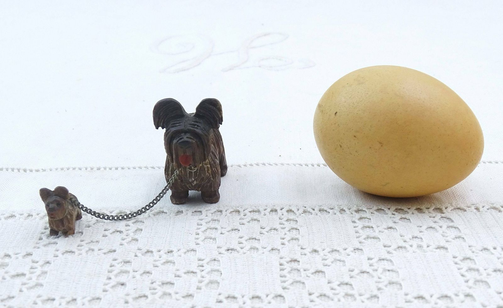 Klein Vintage Gesneden Houten Black Forest Scottish Terrier Met Puppy Aan Ketting – Art Deco Beeldje Van Dier In Hout photo Kunst