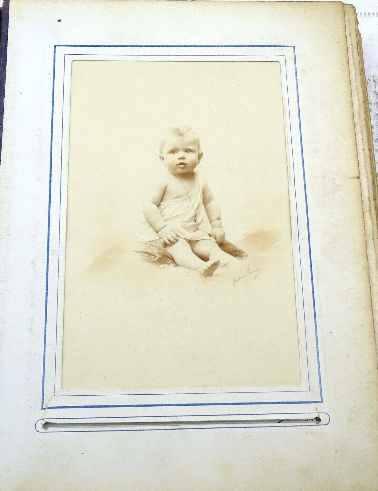 Antiek Frans Groot Victoriaans Fotoalbum Met Reliëflederen Omslag En 42 Zwart Witfoto's Van Een Familie, Oud Boek Uit Frankrijk photo vinterior