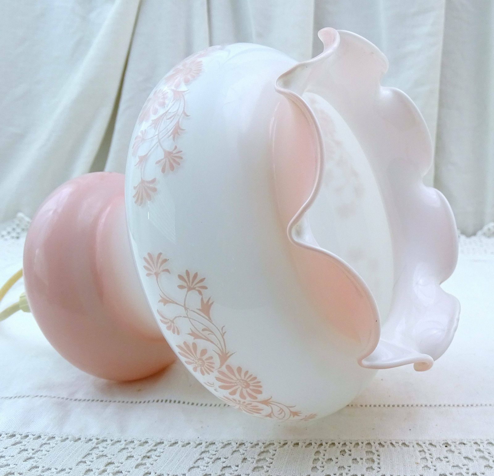 Vintage Franse Mid Century Hanglampkap In Wit En Roze Opaalkleurig Glas, Retro Jaren 1960 / 1970, Frankrijk photo Verlichting
