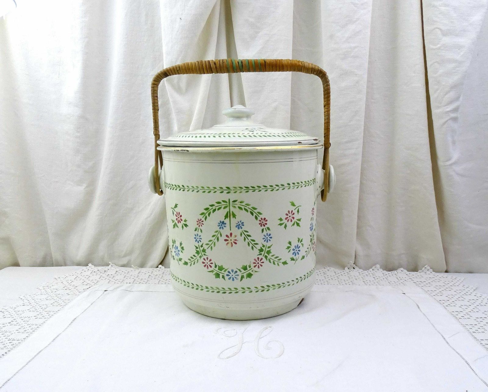 Antieke Franse Witte Emmer Met Deksel, Bloempatroon En Omwikkeld Rieten Handvat, Vintage Chateau Chic Emaille