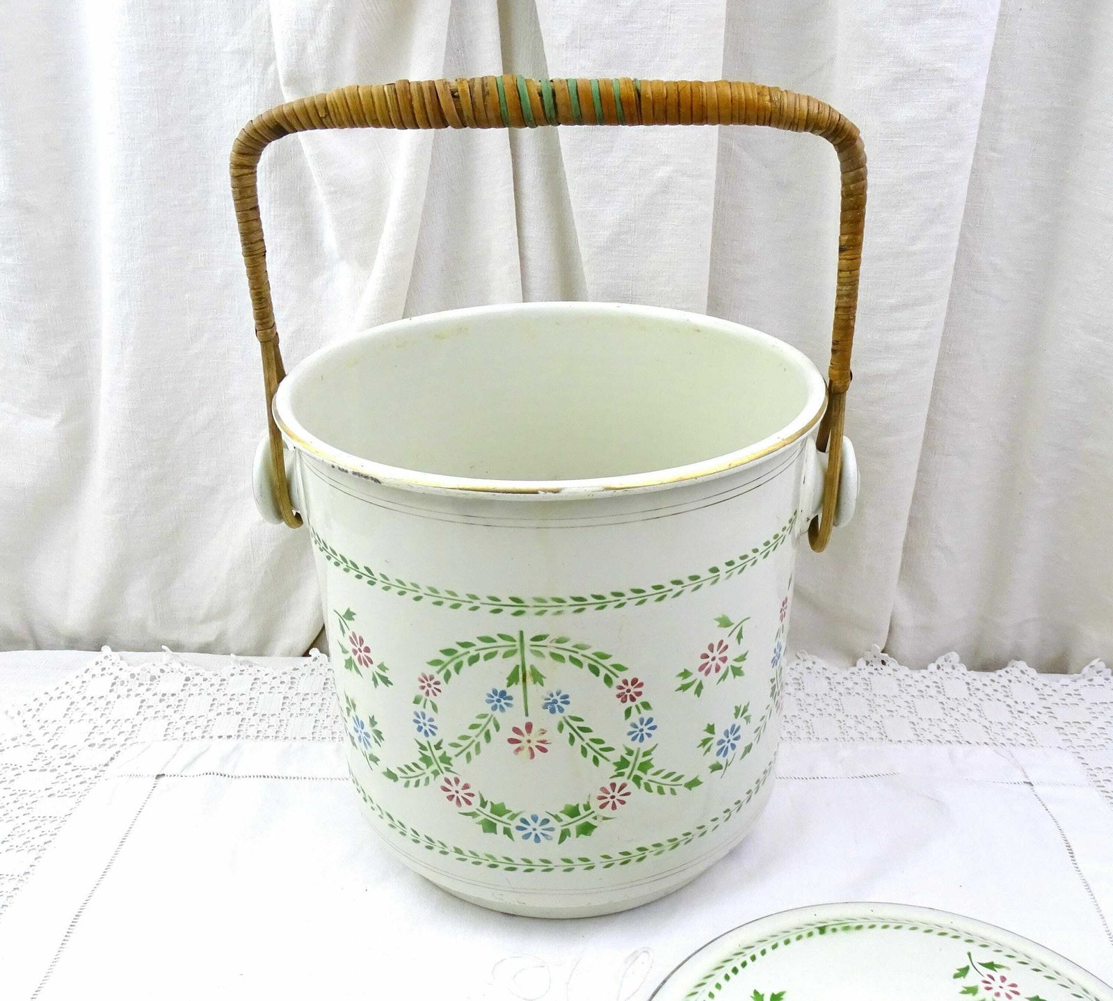 Antieke Franse Witte Emmer Met Deksel, Bloempatroon En Omwikkeld Rieten Handvat, Vintage Chateau Chic Emaille photo for sale