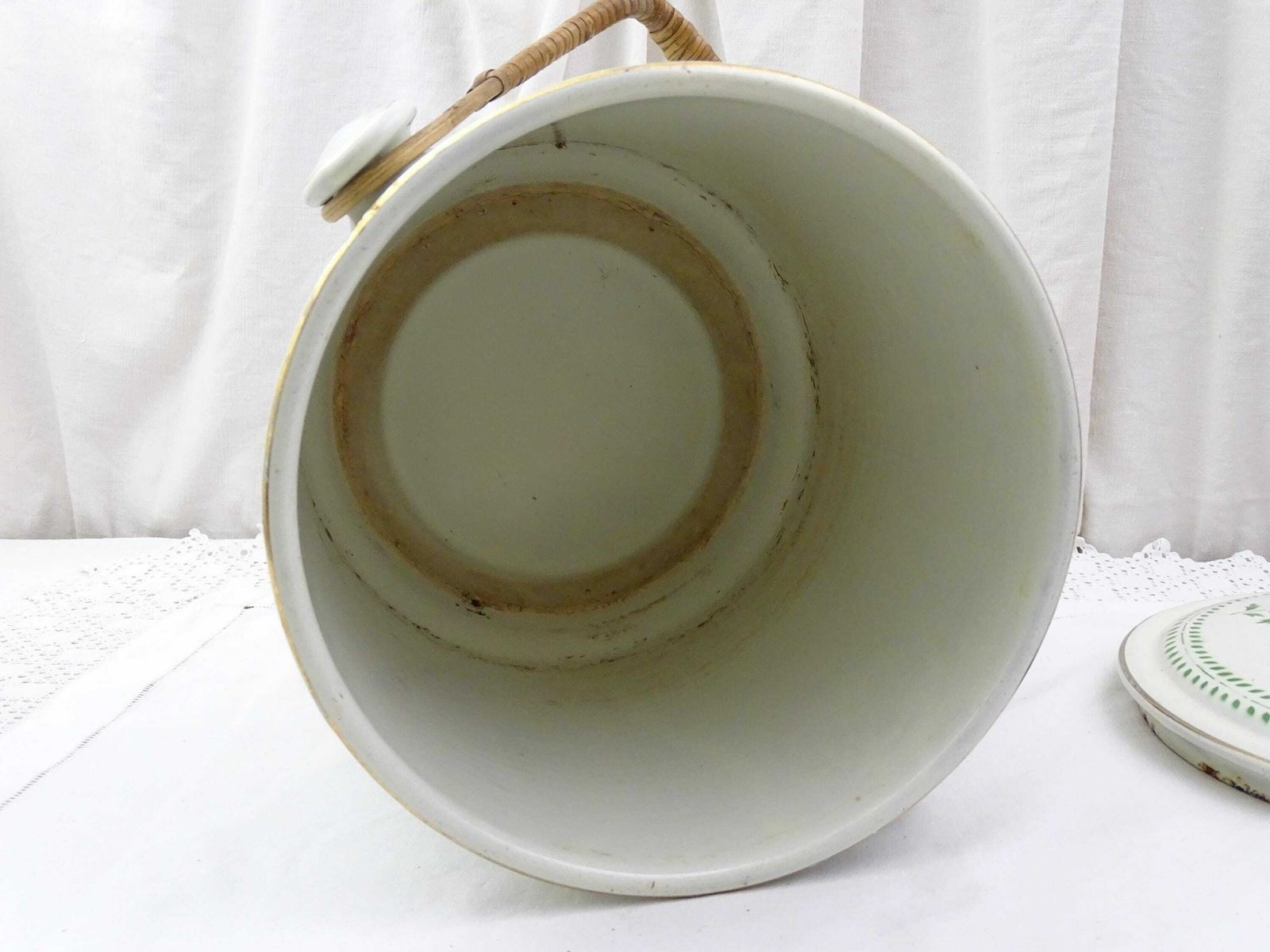 Antieke Franse Witte Emmer Met Deksel, Bloempatroon En Omwikkeld Rieten Handvat, Vintage Chateau Chic Emaille photo vintage
