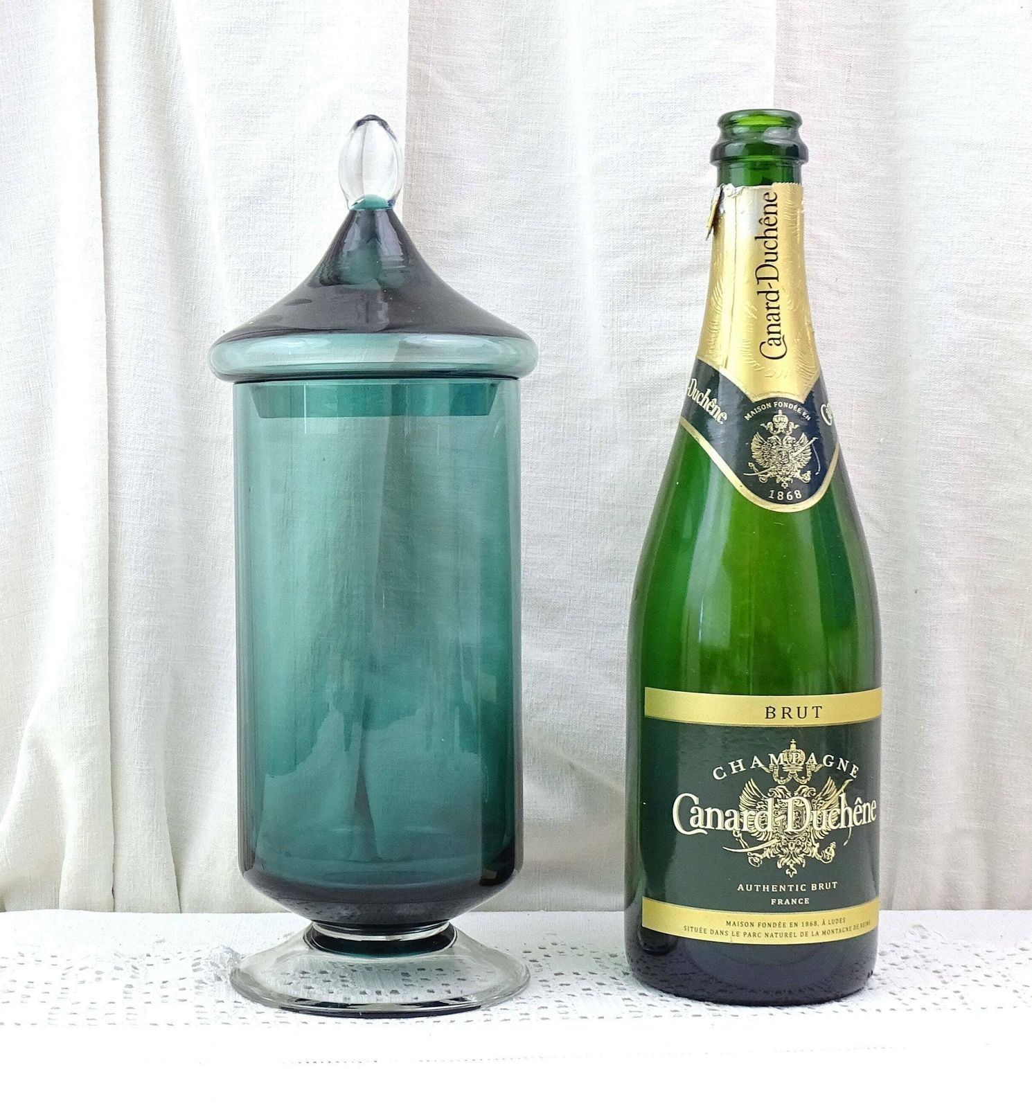 Vintage Mid Century Teal Blue Glass Apothecary Style Footed Jar And Lid With Pointed Finial, Retro 1960s Bathroom Emploi Style Glassware photo Home Decor