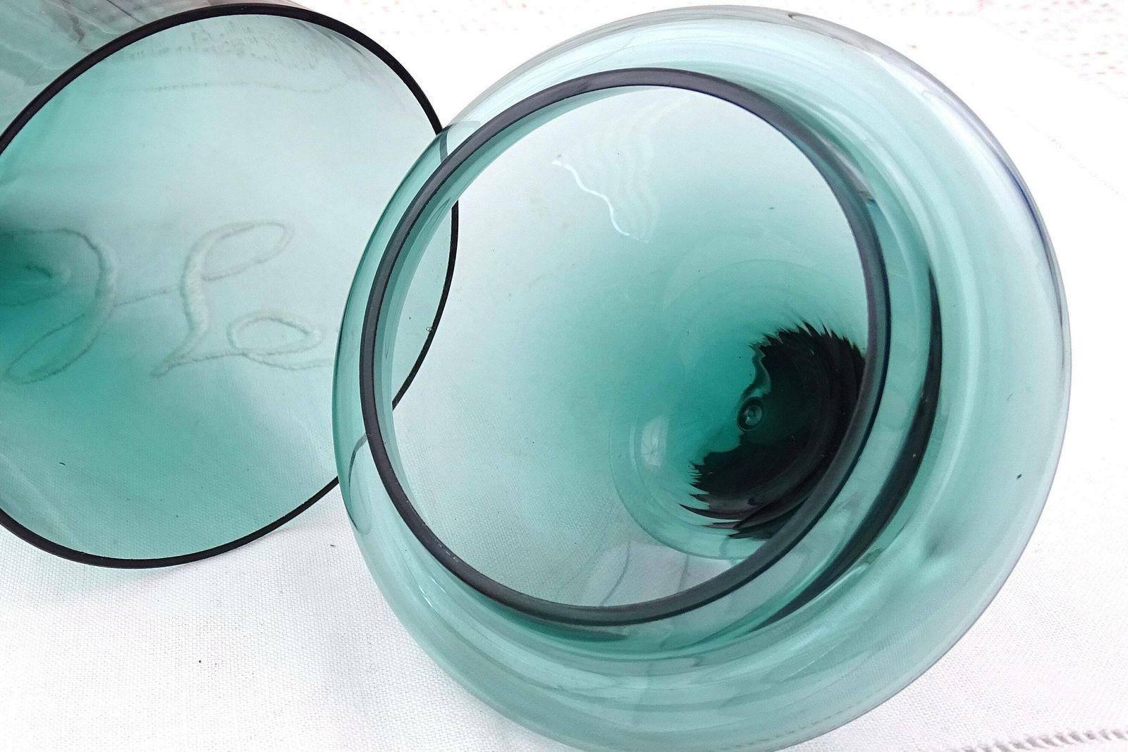Vintage Mid Century Teal Blue Glass Apothecary Style Footed Jar And Lid With Pointed Finial, Retro 1960s Bathroom Emploi Style Glassware photo vinterior