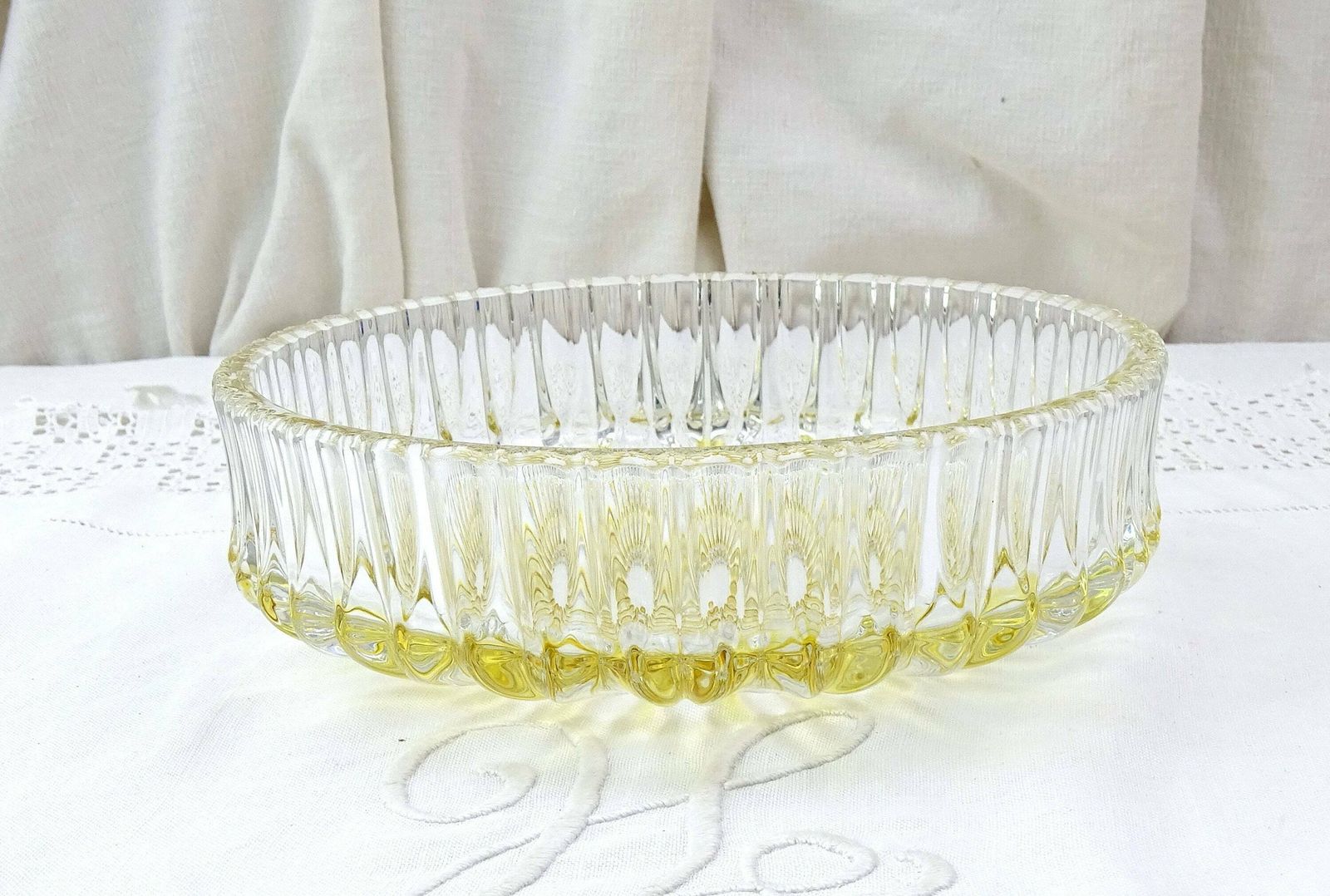 Vintage Mid Century Modern West Duits Walther Glas Groot Rond Kristallen Serveerschaal In Helder En Geel, Retro Glazen Schaal Uit Europa, Ca. Jaren 1950 photo furniture