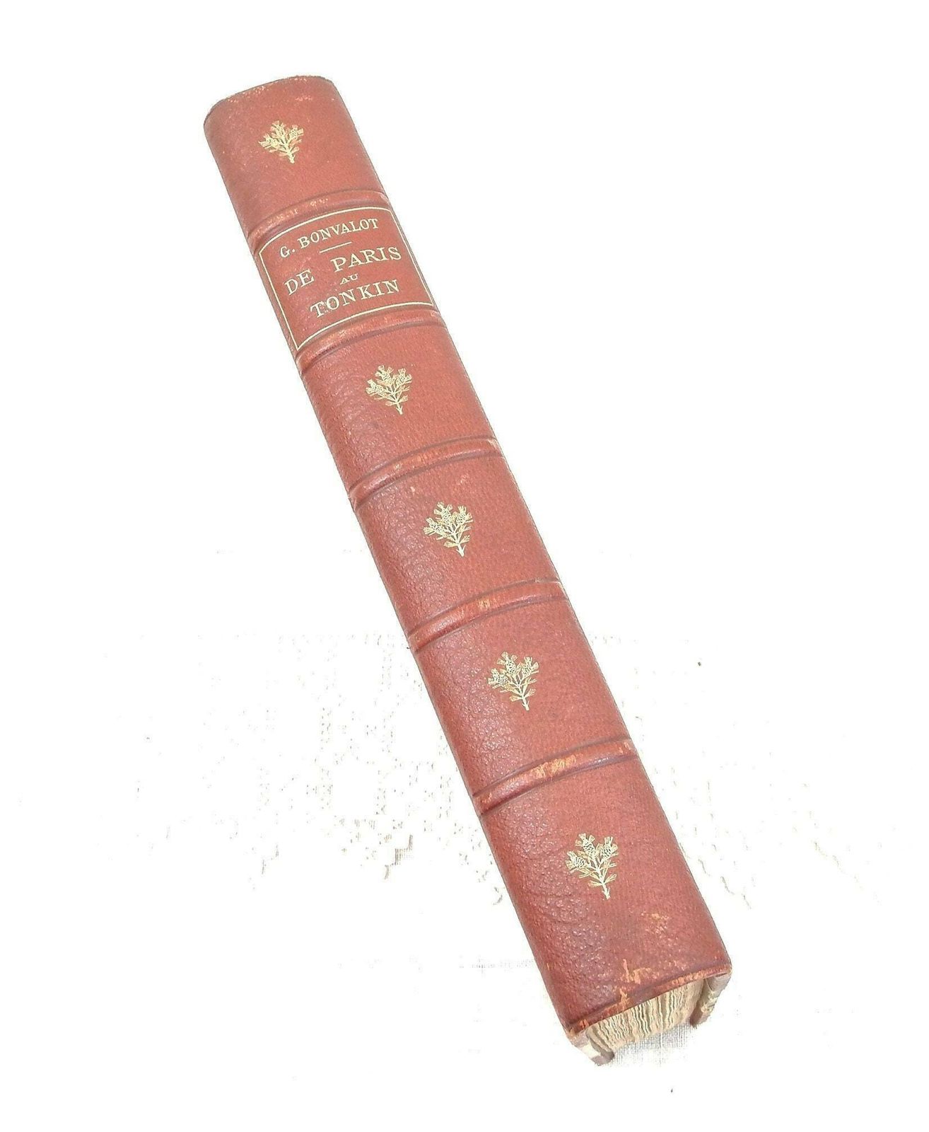 photo furniture Zeldzaam Antiek Boek In Rood Leer En Gemarmerd Papier Door Gabriel Bonvalot "De Paris Au Tonkin A Travers Le Tibet Inconnu" 1892 – Met Kaart