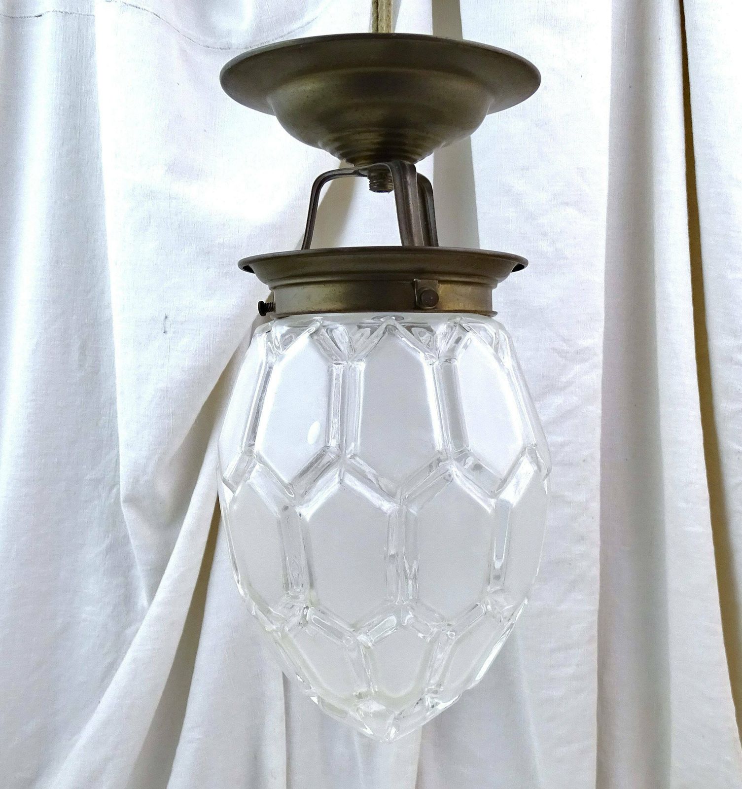 Antieke Franse Art Deco Glazen Hanglamp – Matglazen Kap Met Geometrisch Patroon En Messing Armatuur, Jaren 1930, Frankrijk photo for sale
