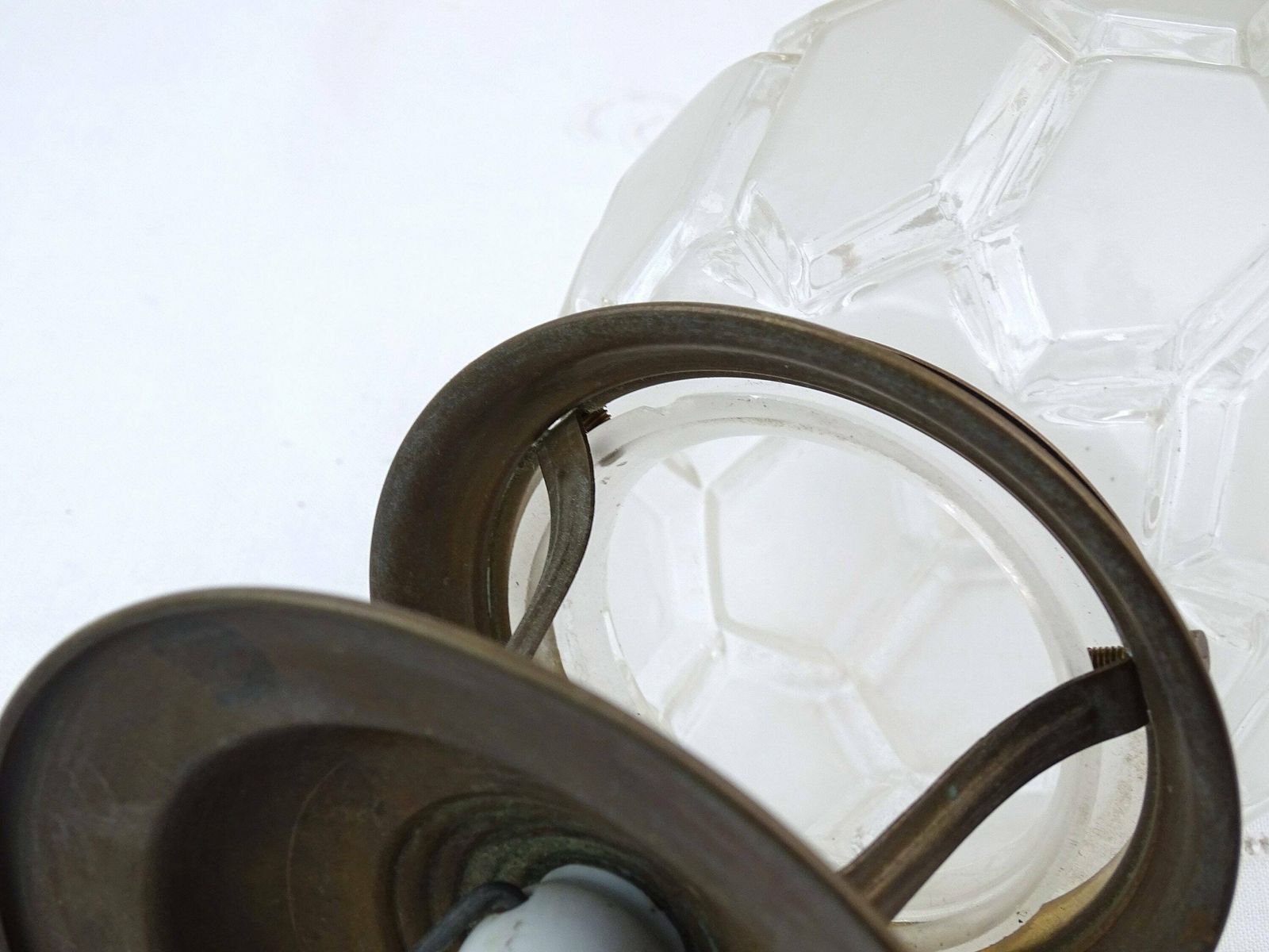 Antieke Franse Art Deco Glazen Hanglamp – Matglazen Kap Met Geometrisch Patroon En Messing Armatuur, Jaren 1930, Frankrijk photo buy