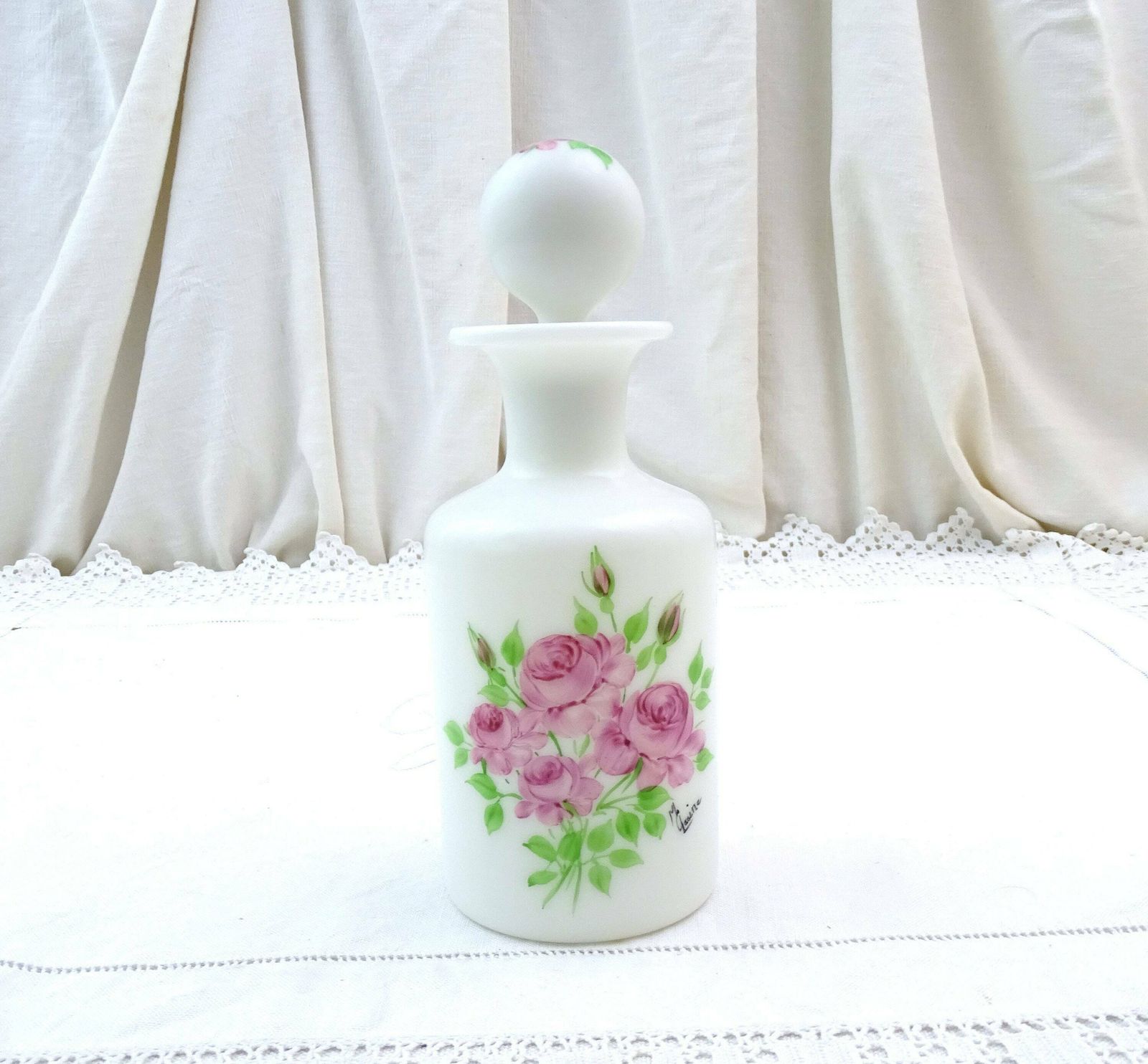 Vintage Frans Mid Century Parfumflesje Van Melkglas Met Handgeschilderd Rozenpatroon In Roze, Retro Opaline Badkamerdecoratie