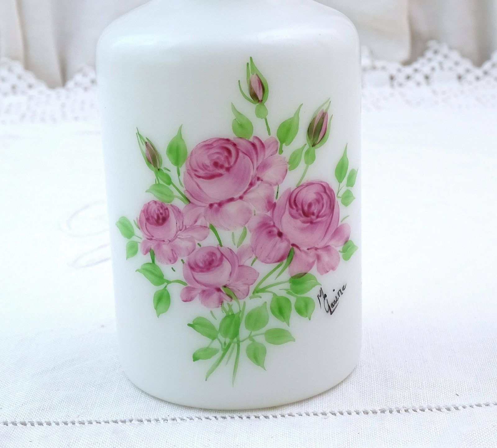 Vintage Frans Mid Century Parfumflesje Van Melkglas Met Handgeschilderd Rozenpatroon In Roze, Retro Opaline Badkamerdecoratie photo furniture