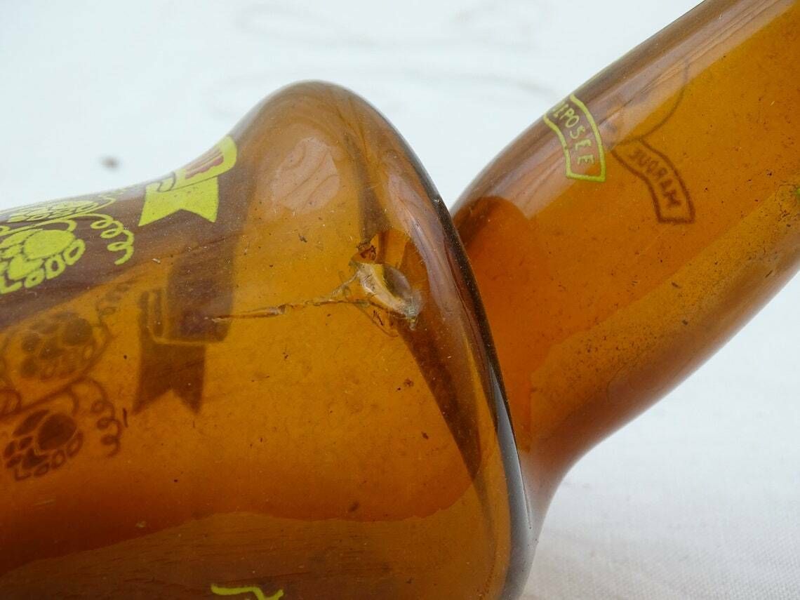 photo furniture Vintage Zeldzame Gesmolten Bierfles Bière Larue Van Brasseries Et Glaciers De L'indochine – Retro Brouwerijcuriosity Uit Het Verre Oosten, Vietnamoorlog