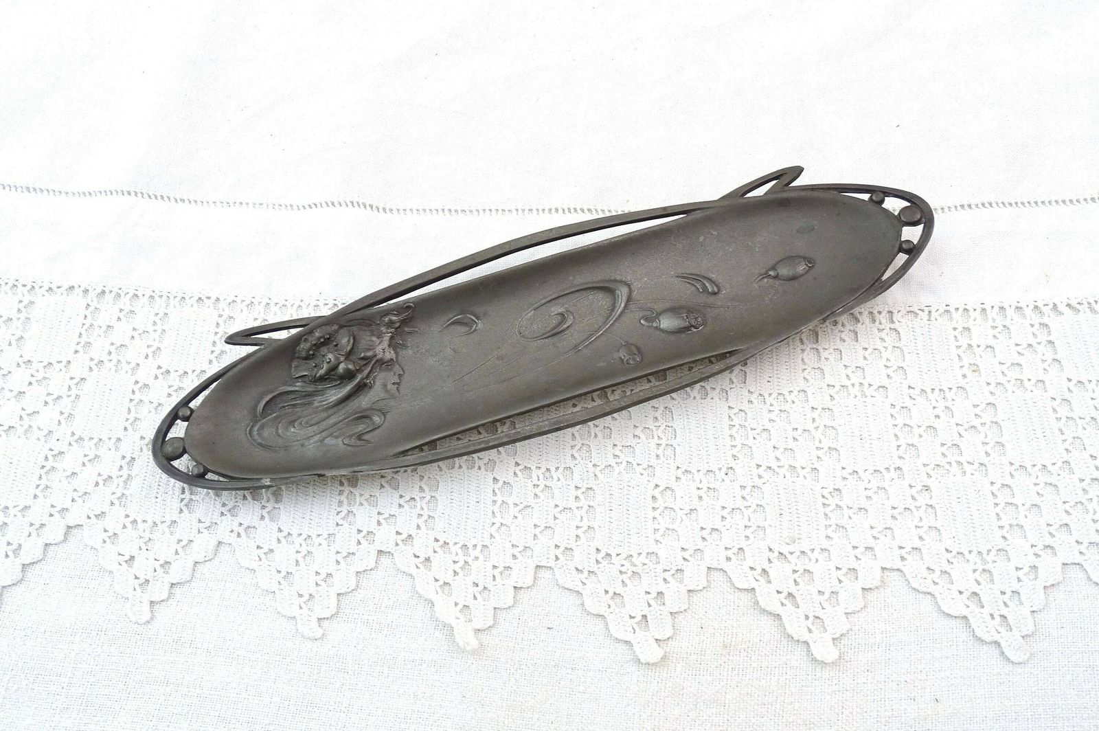 Antiek Frans Art Nouveau Pennenlegger Van Gegoten Tin Met Papaverbloem En Vrouwenhoofd, Langwerpig Metalen Schaaltje Uit Frankrijk, Ca. Begin 20e Eeuw