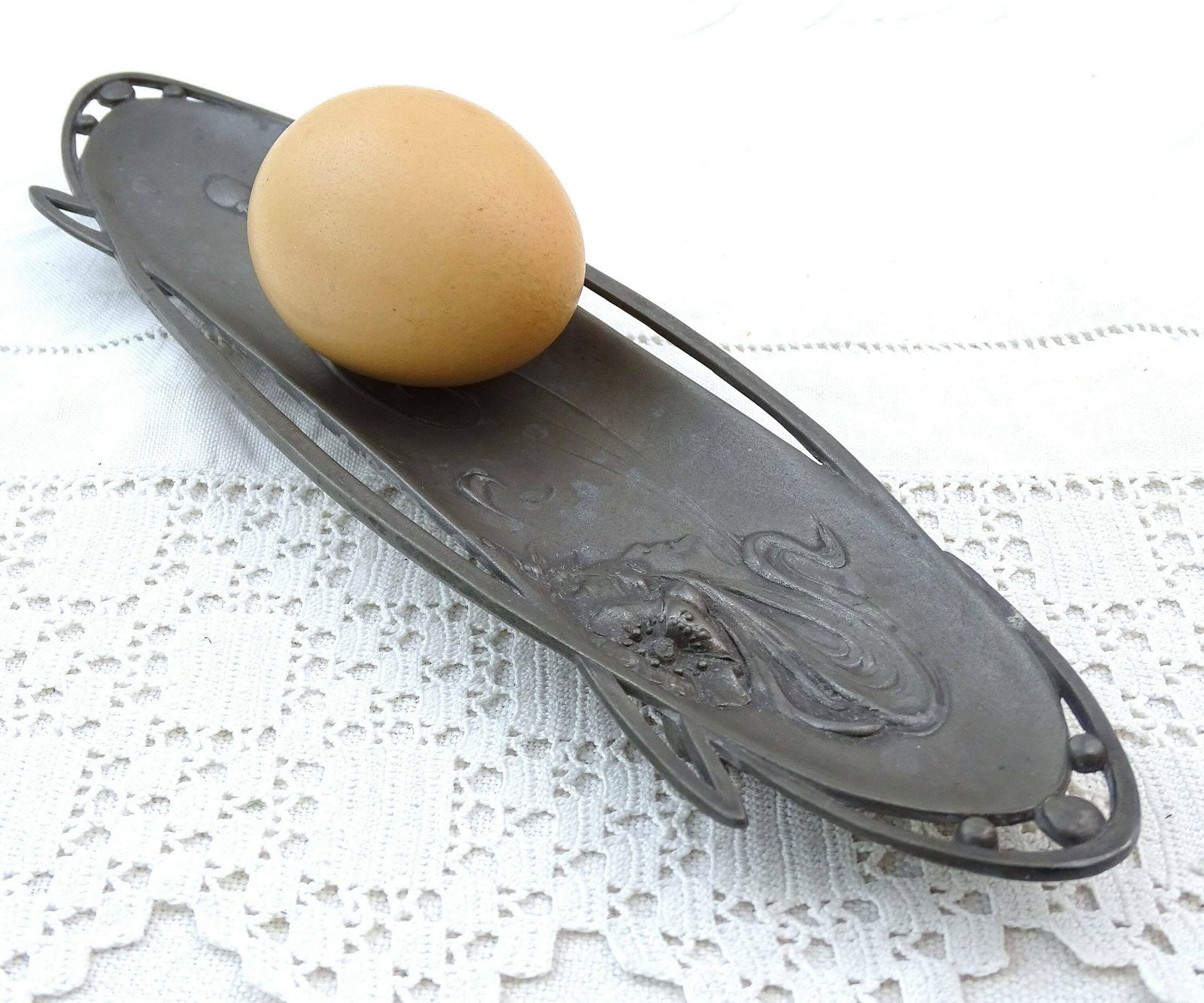 Antiek Frans Art Nouveau Pennenlegger Van Gegoten Tin Met Papaverbloem En Vrouwenhoofd, Langwerpig Metalen Schaaltje Uit Frankrijk, Ca. Begin 20e Eeuw photo vinterior