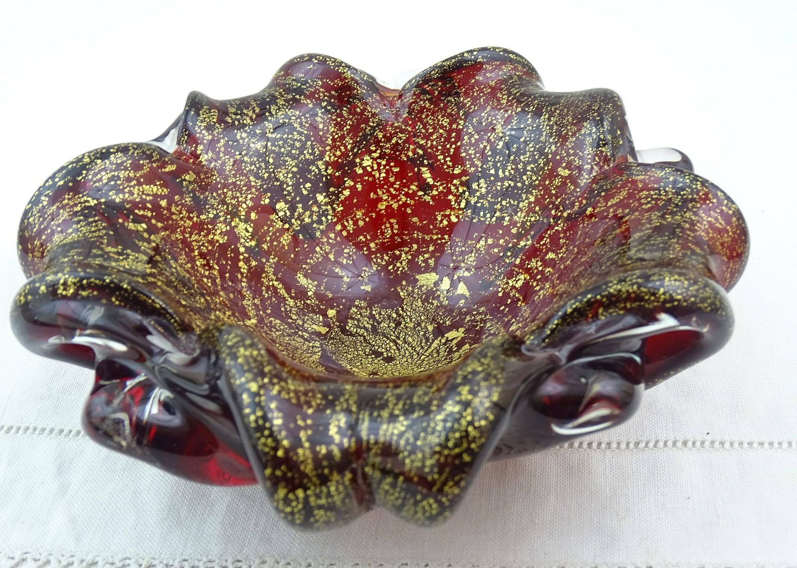 Grote Vintage Mid Century Italiaanse Murano Schaal Van Rood En Helder Glas Met Goudvlokken, Retro Jaren 1960 Glaswerk Sigarenasschaal Uit Venetië, Italië photo Woonaccessoires
