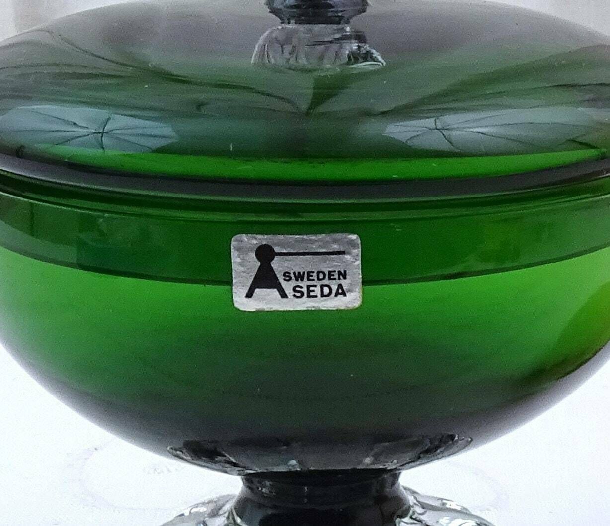 photo furniture Vintage Scandinavian Mid Century Modern Seda Studio Glass Bonbonnier In Green And Clear Glass, Retro Studio Glass Dish With Lid From Sweden