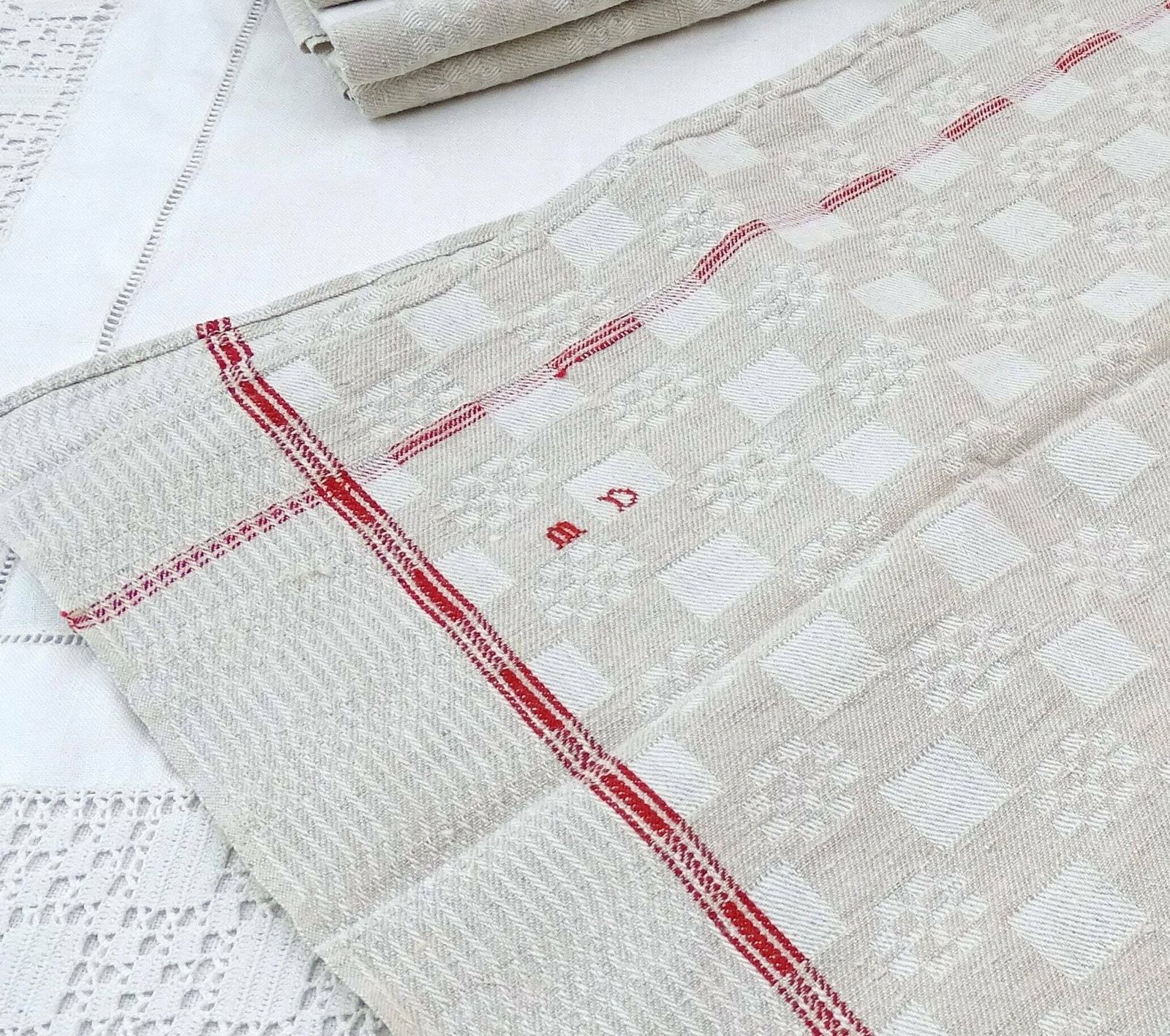 Set Van 4 Vintage Franse Traditionele Katoenen Theedoeken Met Rode Bies En Monogram, Retro Landelijke Keukendoeken Uit Frankrijk photo Textiel