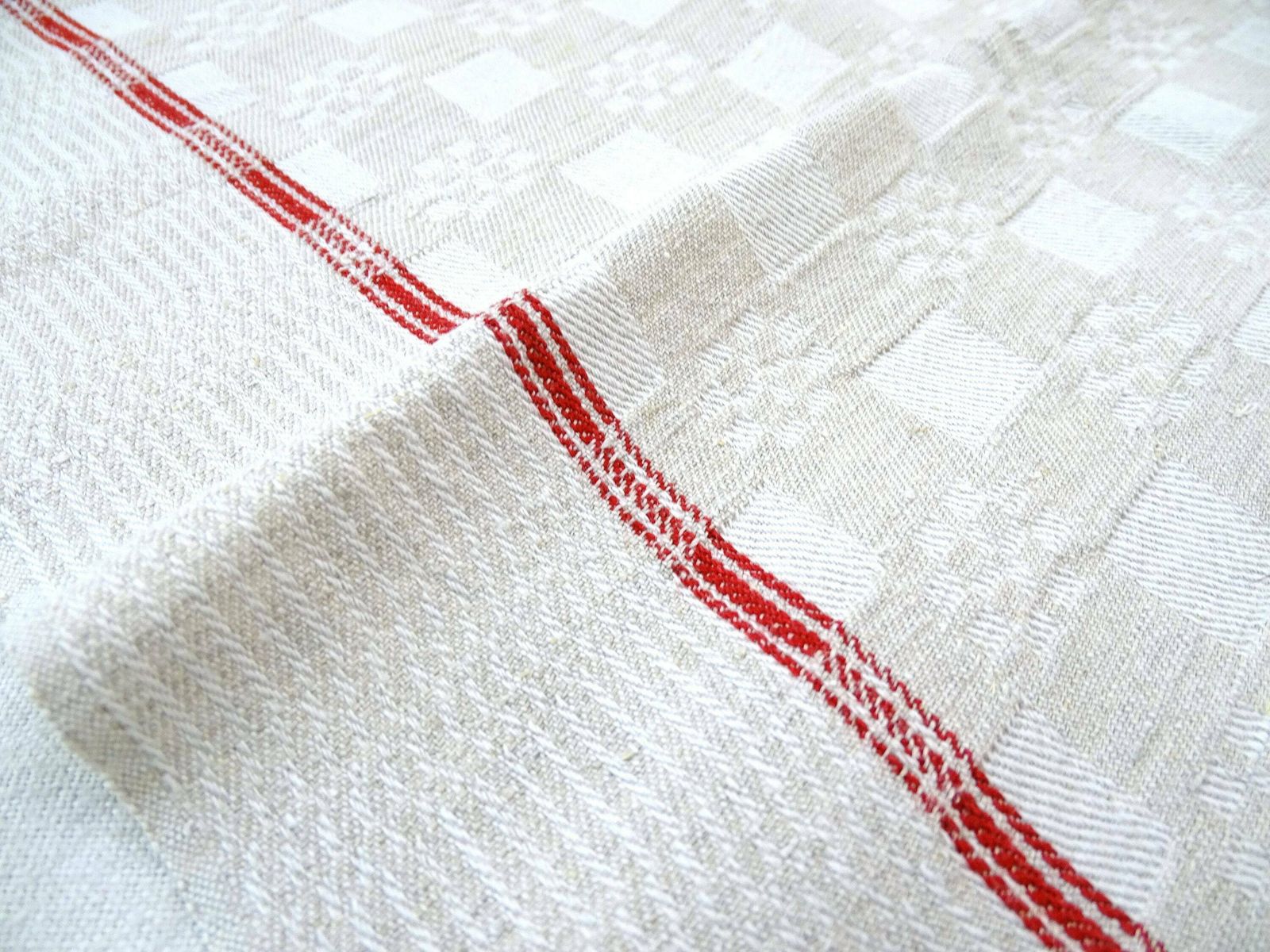 Set Van 4 Vintage Franse Traditionele Katoenen Theedoeken Met Rode Bies En Monogram, Retro Landelijke Keukendoeken Uit Frankrijk photo vinterior
