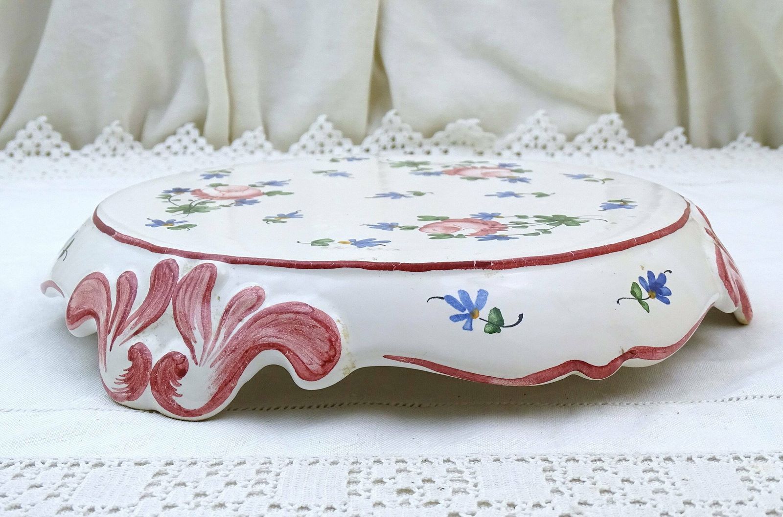 Grote Vintage Franse Onderzetter Of Plantenpot Standaard In Traditionele Stijl, Keramiek Met Handgeschilderd Rozenpatroon In Roze, Retro photo buy