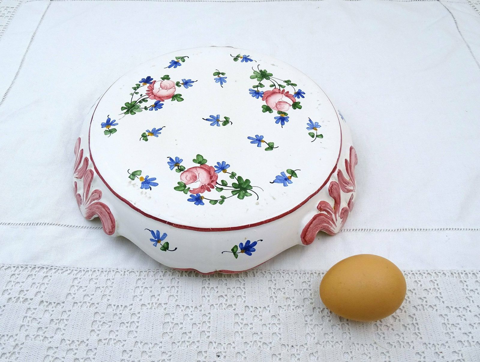 Grote Vintage Franse Onderzetter Of Plantenpot Standaard In Traditionele Stijl, Keramiek Met Handgeschilderd Rozenpatroon In Roze, Retro photo vintage