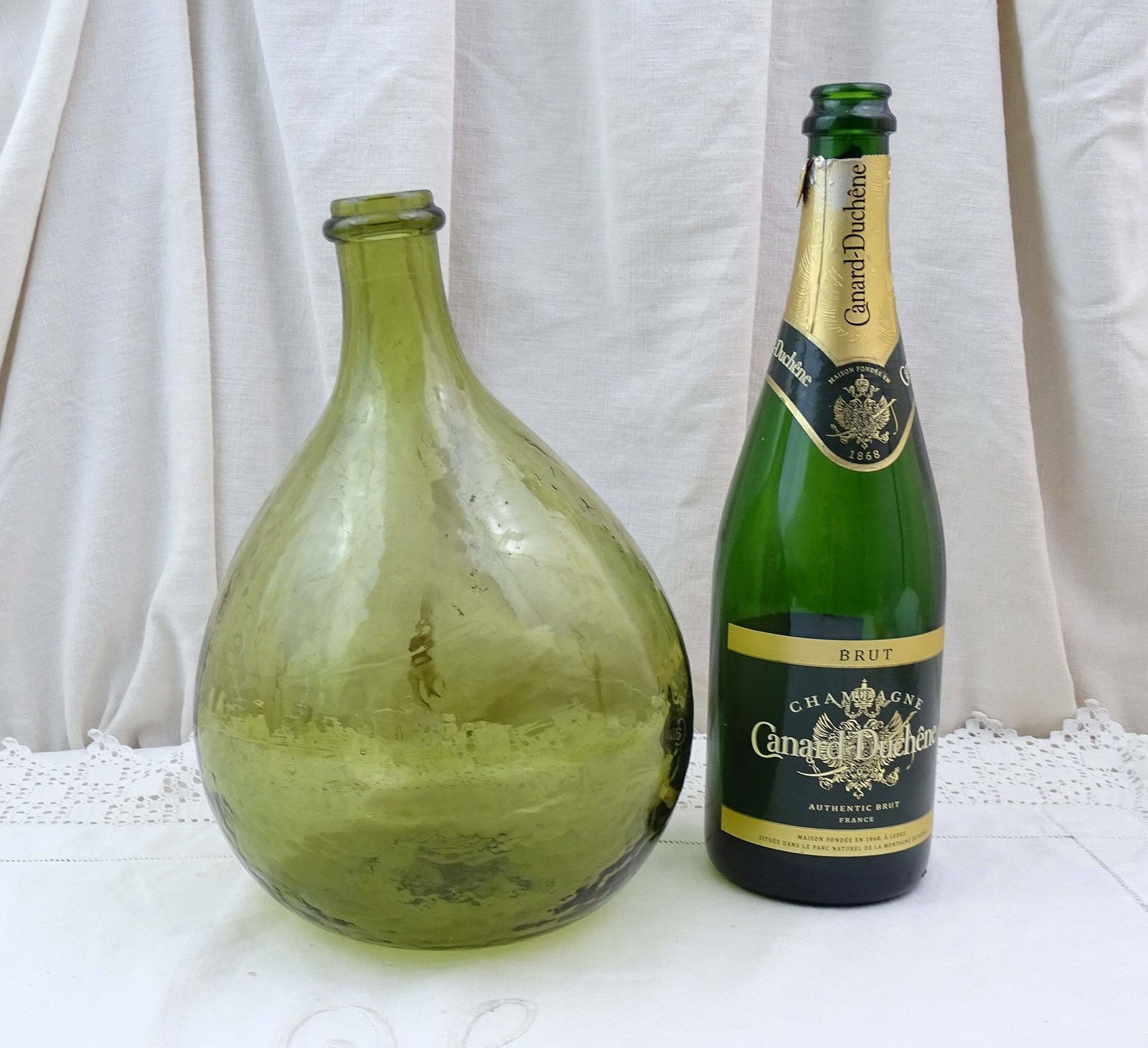 Kleine Vintage Franse Groene Glazen Demijohn Carboy 3 L / 0,79 Gallon, Rustieke Landelijke Boerendecoratie, Ronde Demi John Fles Uit Frankrijk photo for sale