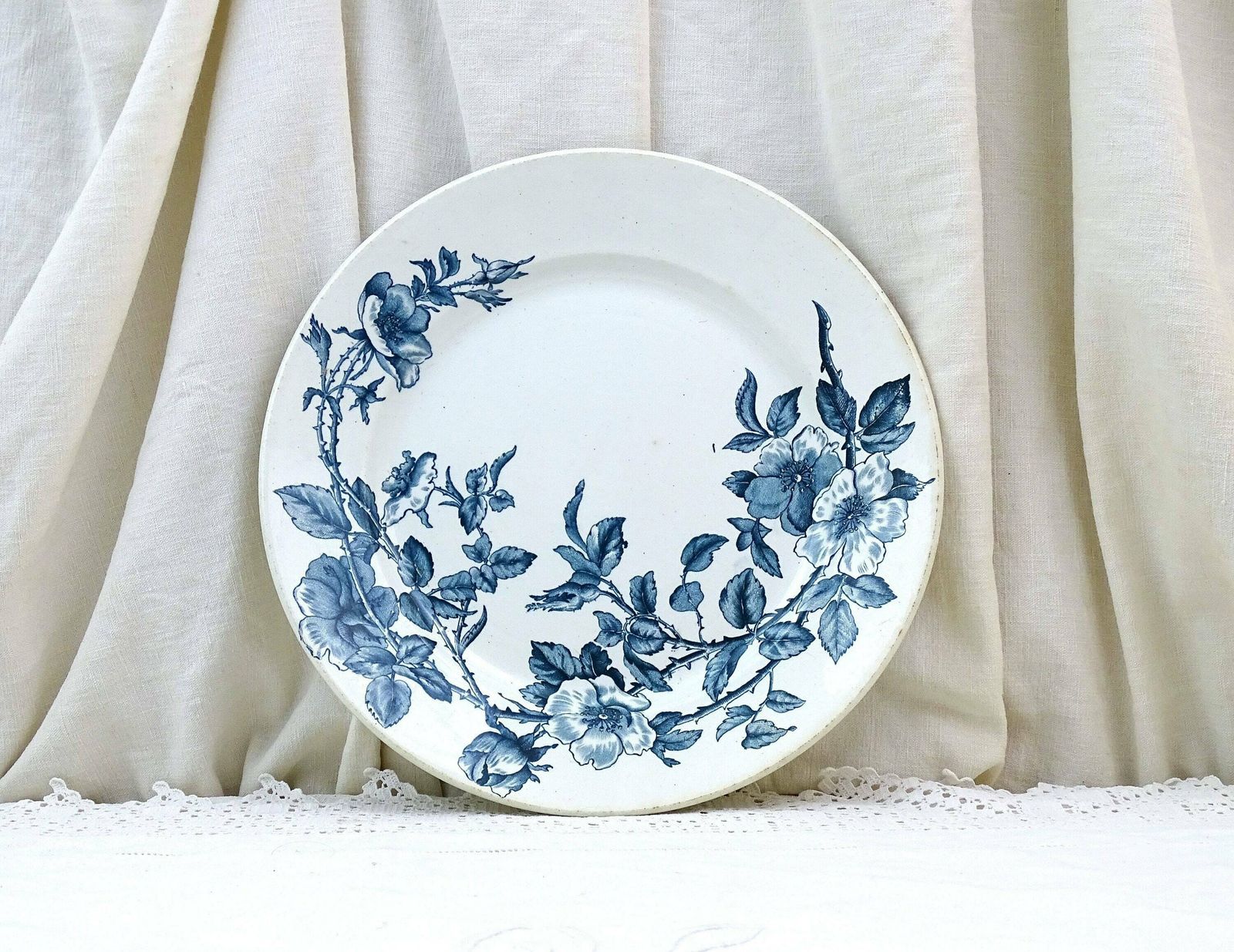 Groot Antiek Frans Serveerbord Van Creil Montereau Met Donkerblauw Wilde Rozenpatroon, Vintage Victoriaans Aardewerk Uit Frankrijk photo furniture