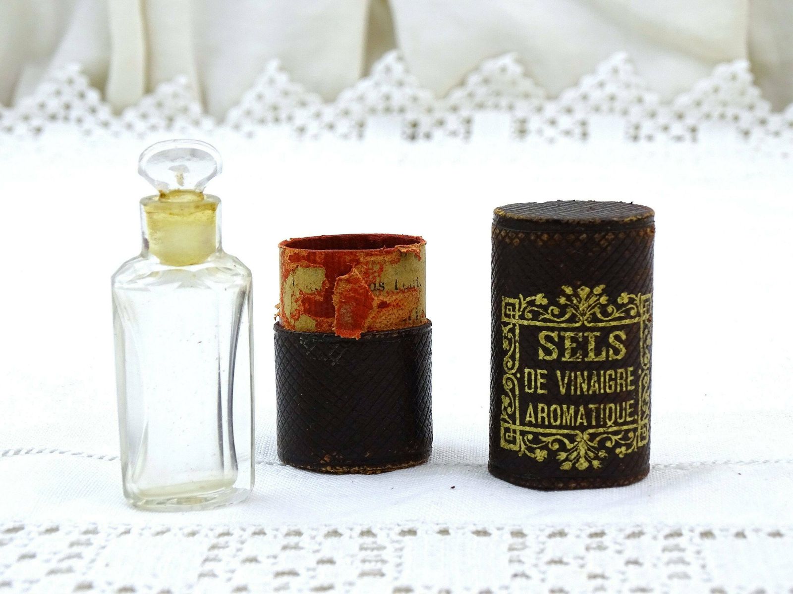 Klein Antiek Frans Flesje Voor Reukzout Met Houder Voor "Sels De Vinaigre Aromatique", Van Geslepen Glas – Vintage Glazen Geur /Parfumflesje photo furniture