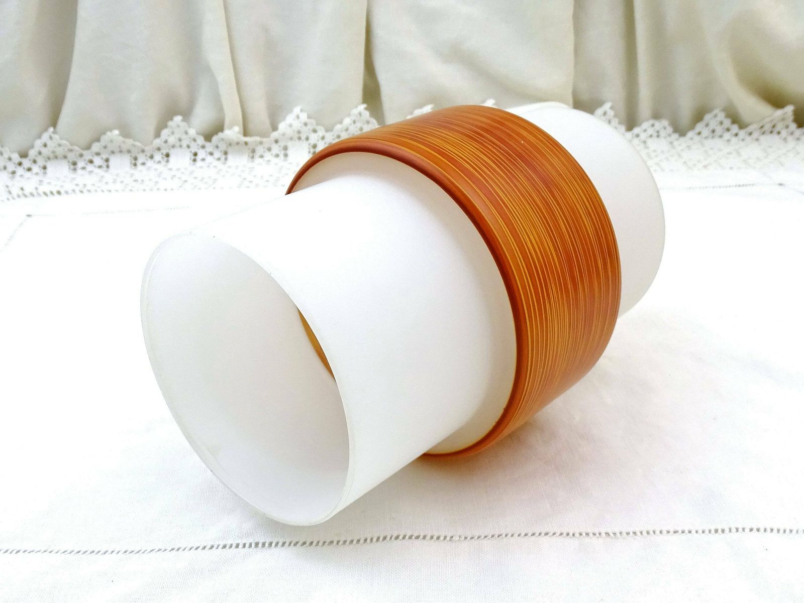 Vintage Franse Mid Century Modern Bevroren Cilindrische Witte Glazen Hanglampkap Met Rode Band, Retro Jaren 60 Plafondverlichting Uit Frankrijk photo furniture