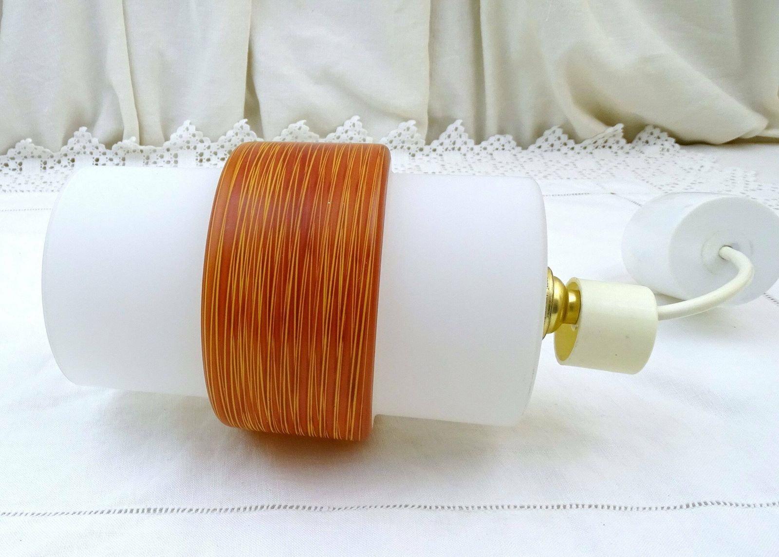 Vintage Franse Mid Century Modern Bevroren Cilindrische Witte Glazen Hanglampkap Met Rode Band, Retro Jaren 60 Plafondverlichting Uit Frankrijk photo for sale