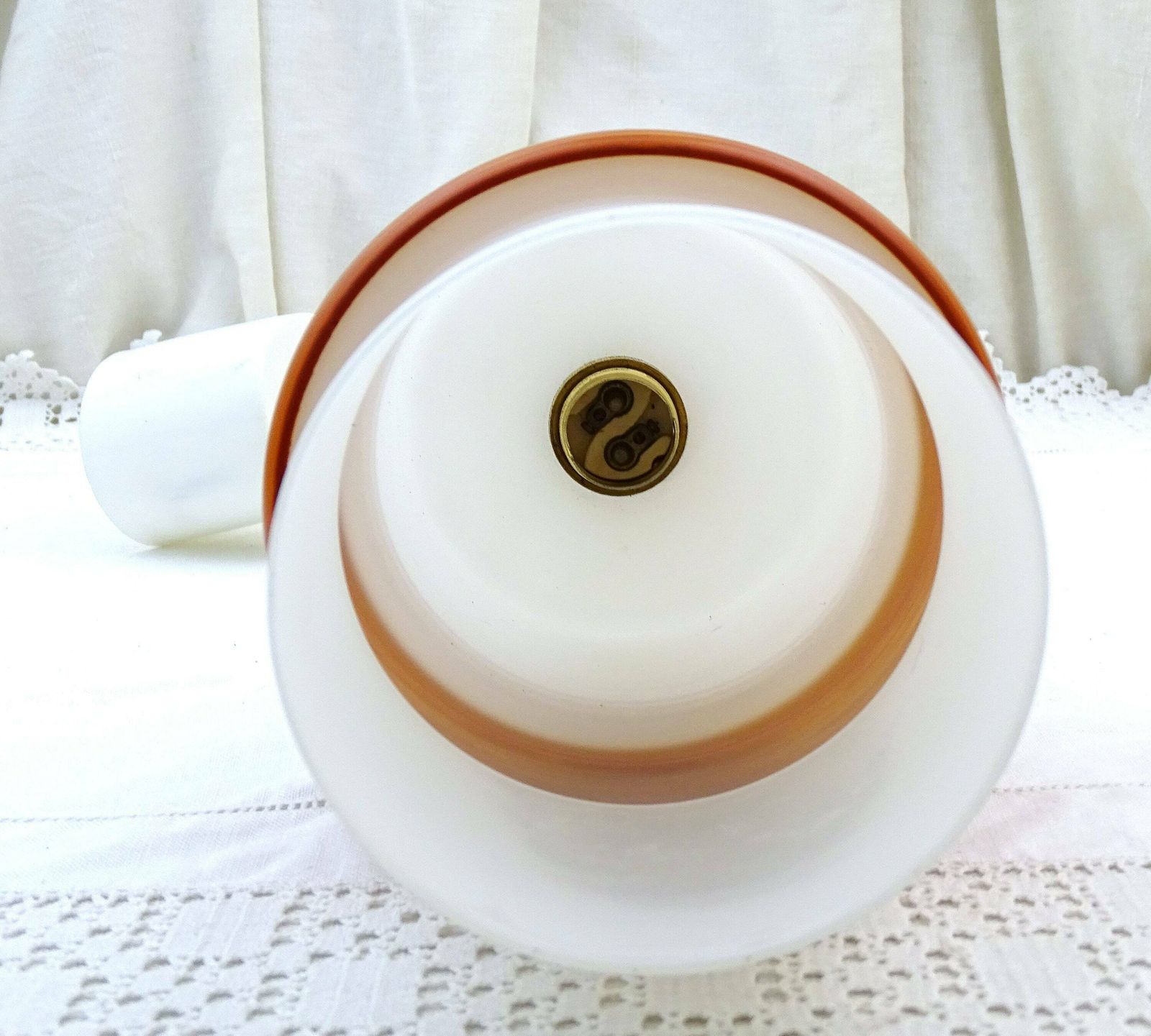 Vintage Franse Mid Century Modern Bevroren Cilindrische Witte Glazen Hanglampkap Met Rode Band, Retro Jaren 60 Plafondverlichting Uit Frankrijk photo Verlichting