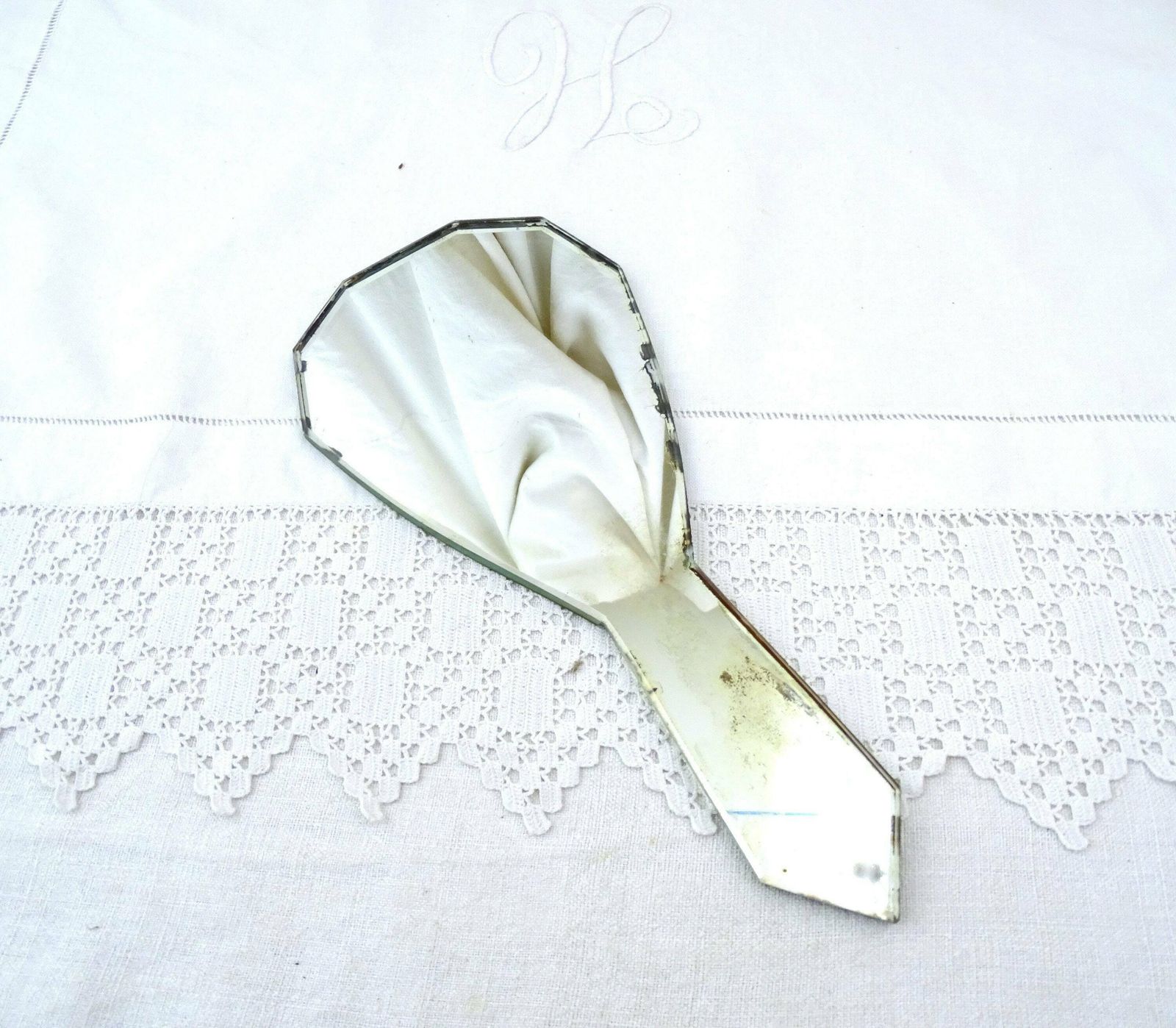 Grote Vintage Franse Art Deco Handspiegel Met Geslepen Rand, Jaren 1930, Met Gebruikssporen – Kaptafelaccessoire Uit Frankrijk